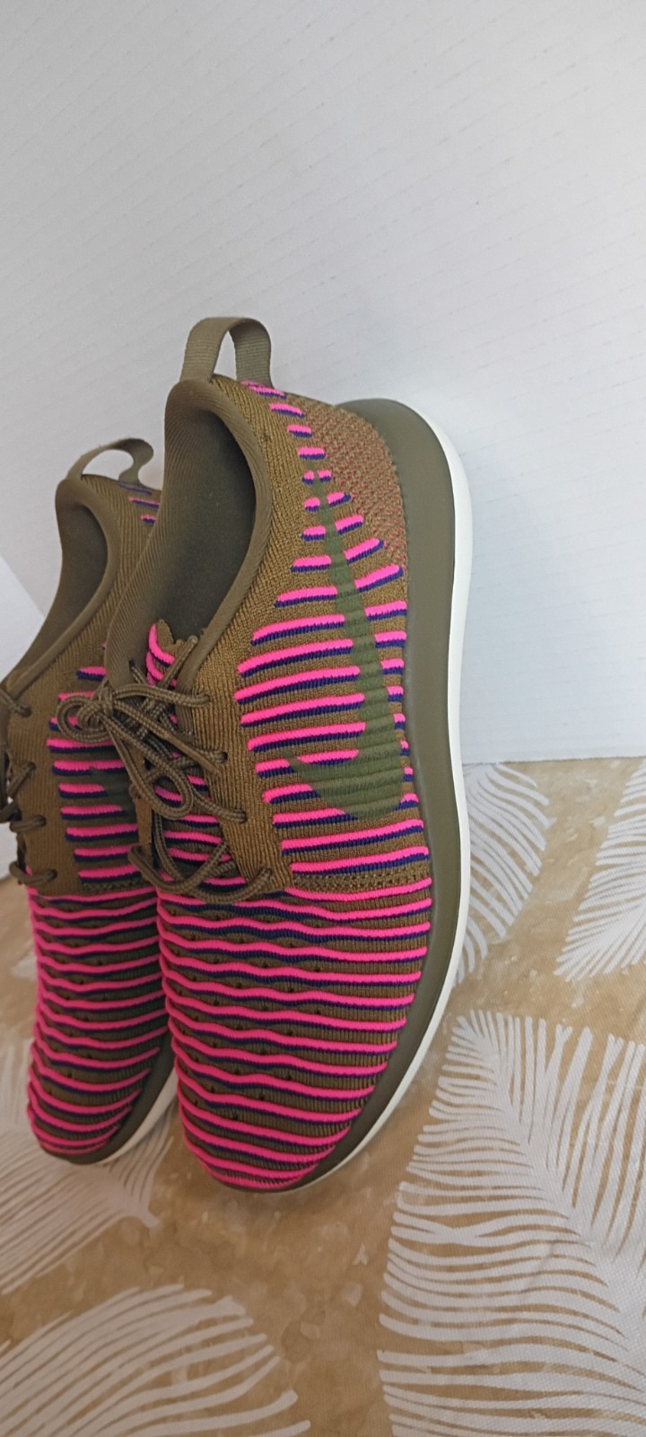 Nike Low Top Striped Pink/Green Lace-Up Athletic Sneaker Teens