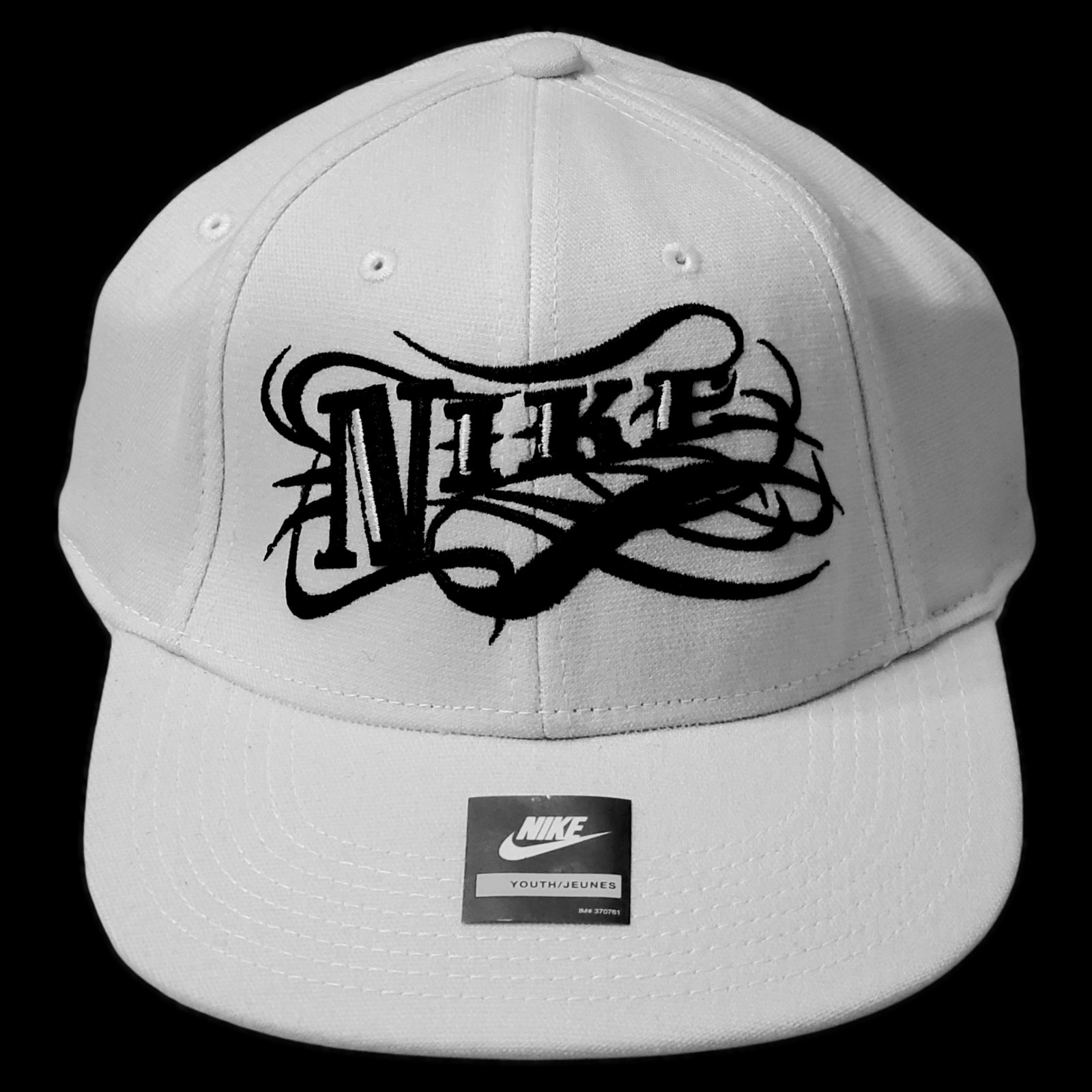 Brilliant White Nike Cap With Intricate Embroidered Emblem