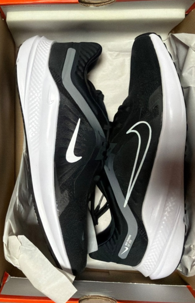 Nike Quest 5 Mens Shoes Size 10 Black White DD0204-001 Walking Comfort