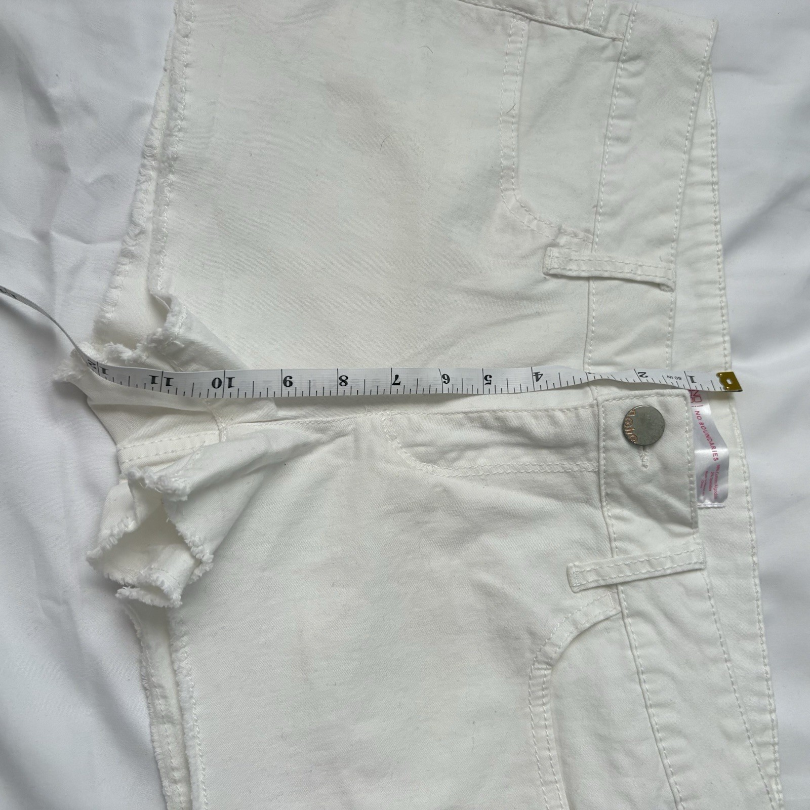 No Boundaries White Denim Shorts Size L (13) Frayed Hem Summer Jean Shorts