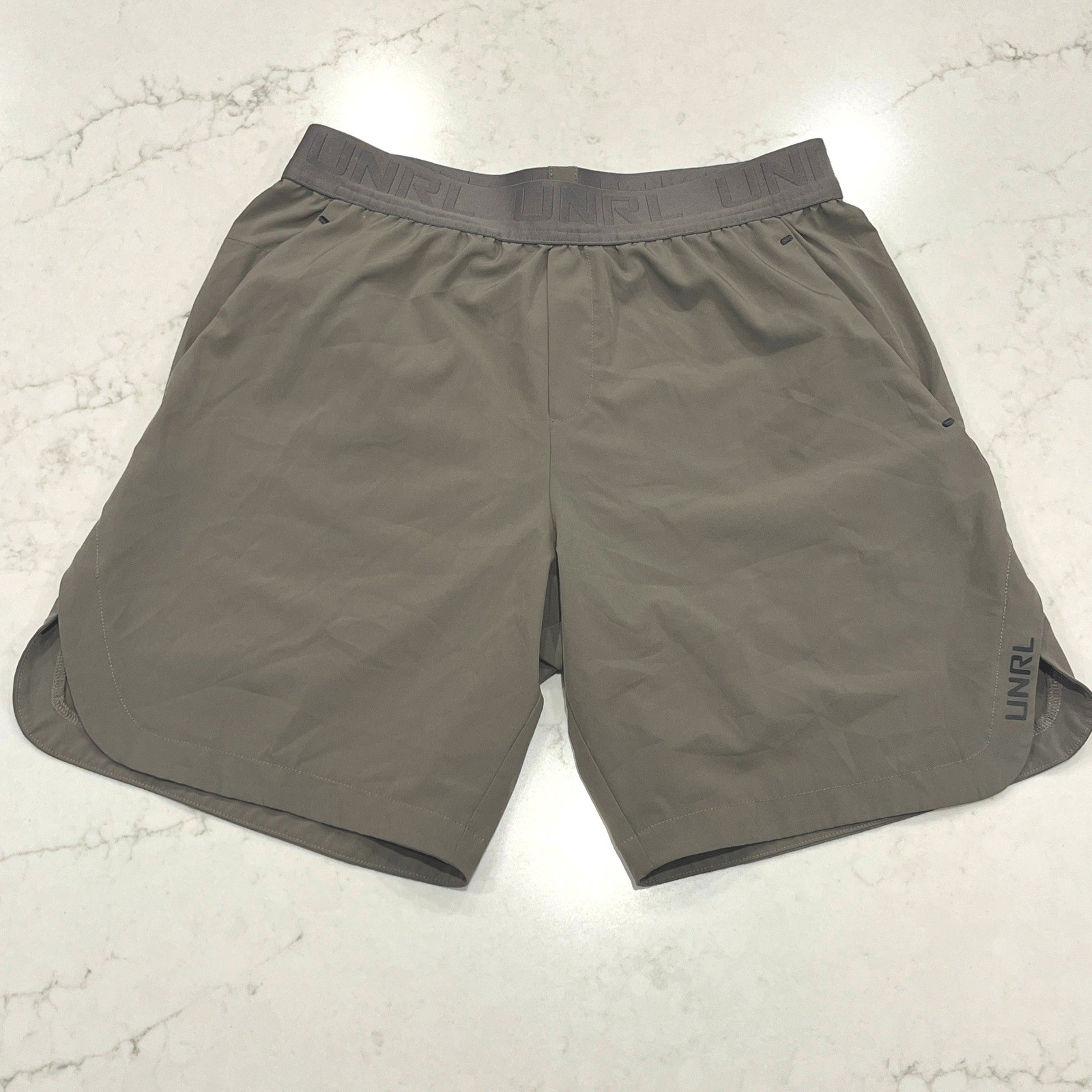 UNRL Daybreaker Shorts Mens M x7.5″ Taupe Athletic Unlined Zipper Pocket Stretch