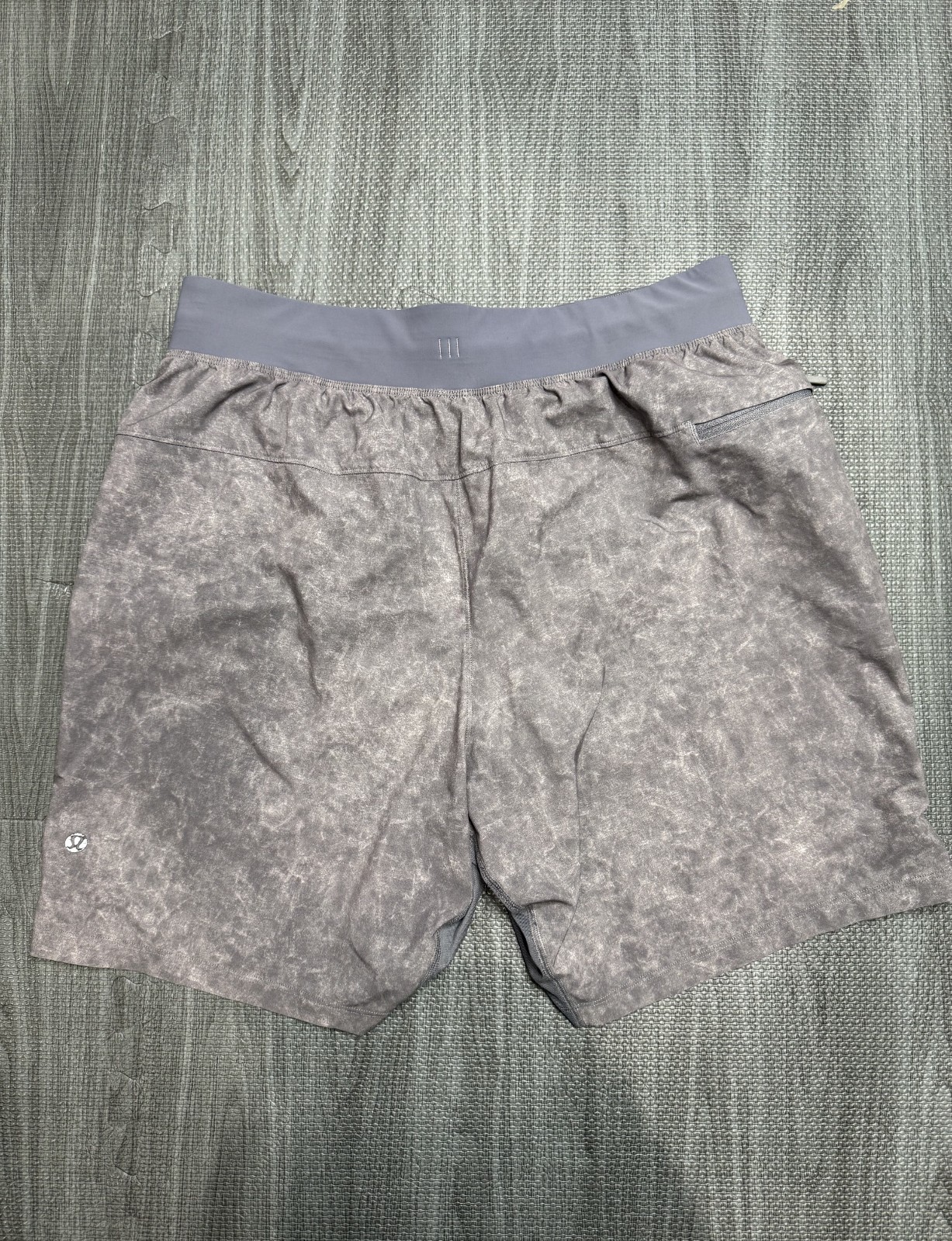 EUC – Lululemon Mens T.H.E Shorts *Size MEDIUM* *Gravel Dust Asphalt Grey*