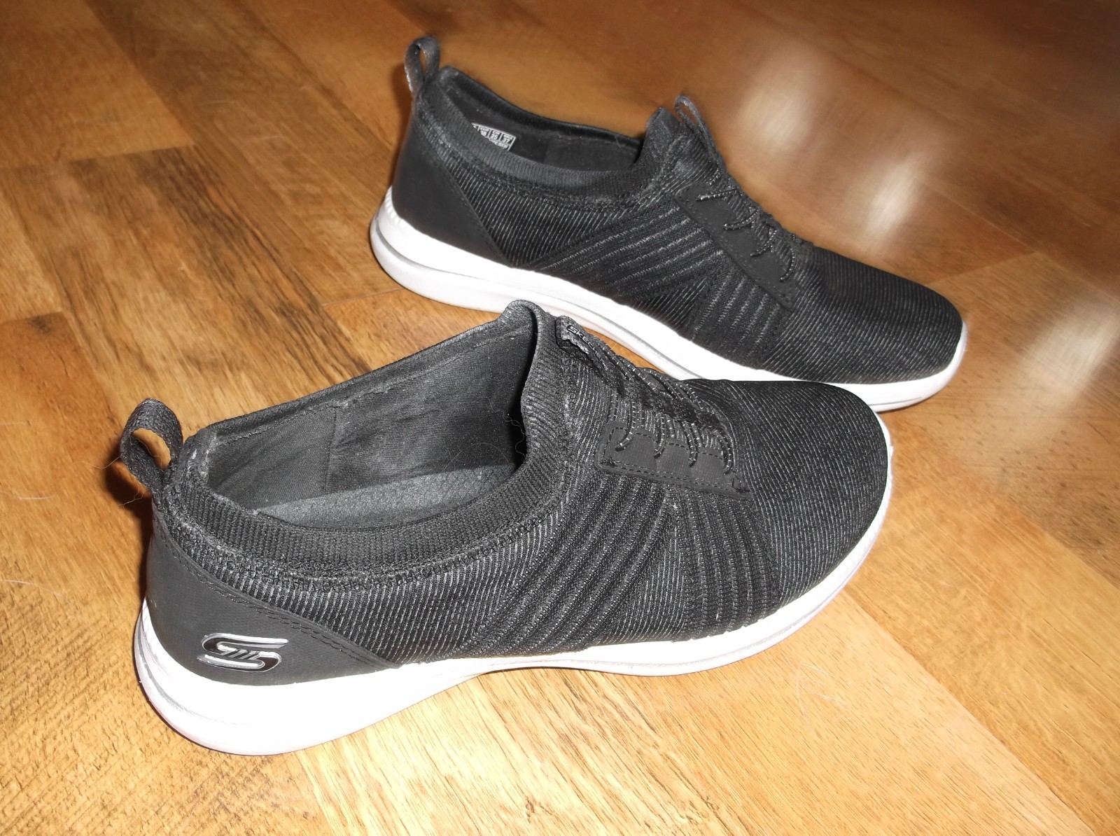 Skechers Size 8 Relaxed Fit Air-Cooled Memory Foam Women’s Black Slip On Flats