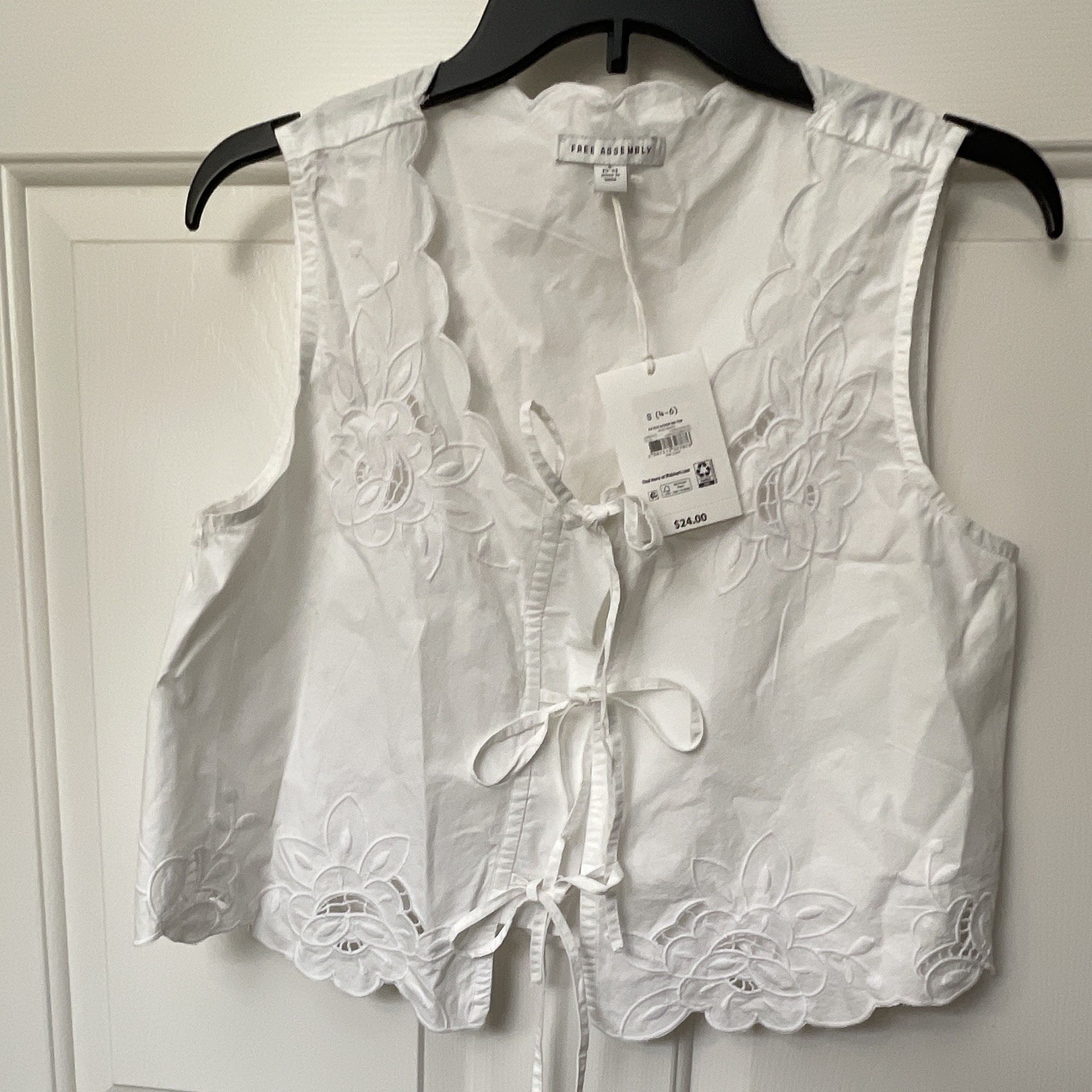 Free Assembly Women’s S White Woven Floral Embroidered V-Neck Tie Blouse