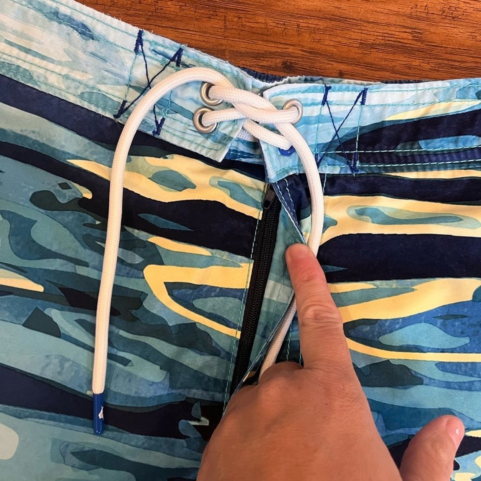 Tommy Bahama swim trunks men’s Small waist 29 blue waves ocean pocket zippered