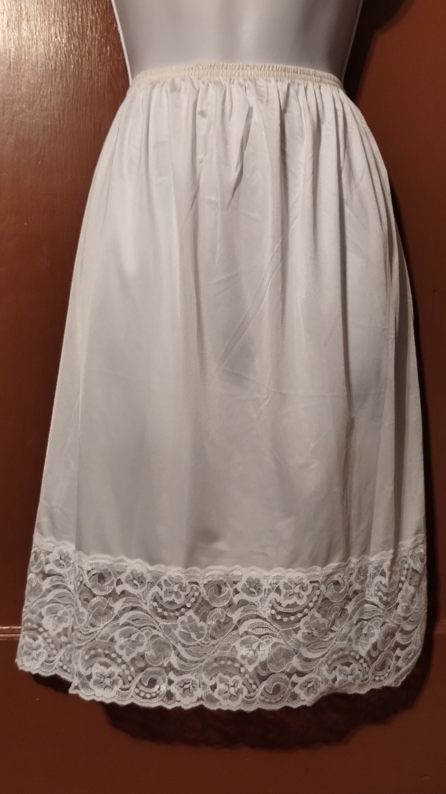 VINTAGE SMALL WHITE VANITY FAIR HALF SLIP-22″ INCHES-100% NYLON-5 INCHES OF LACE