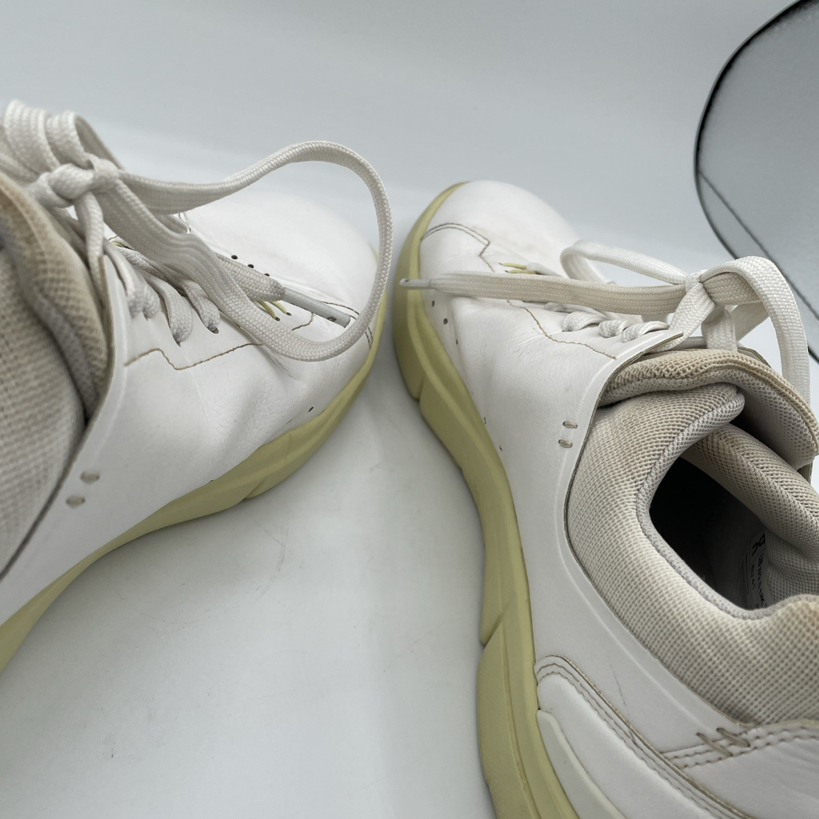 On Cloud The Roger Advantage Sneakers Womens Size 9.5 White & Hay