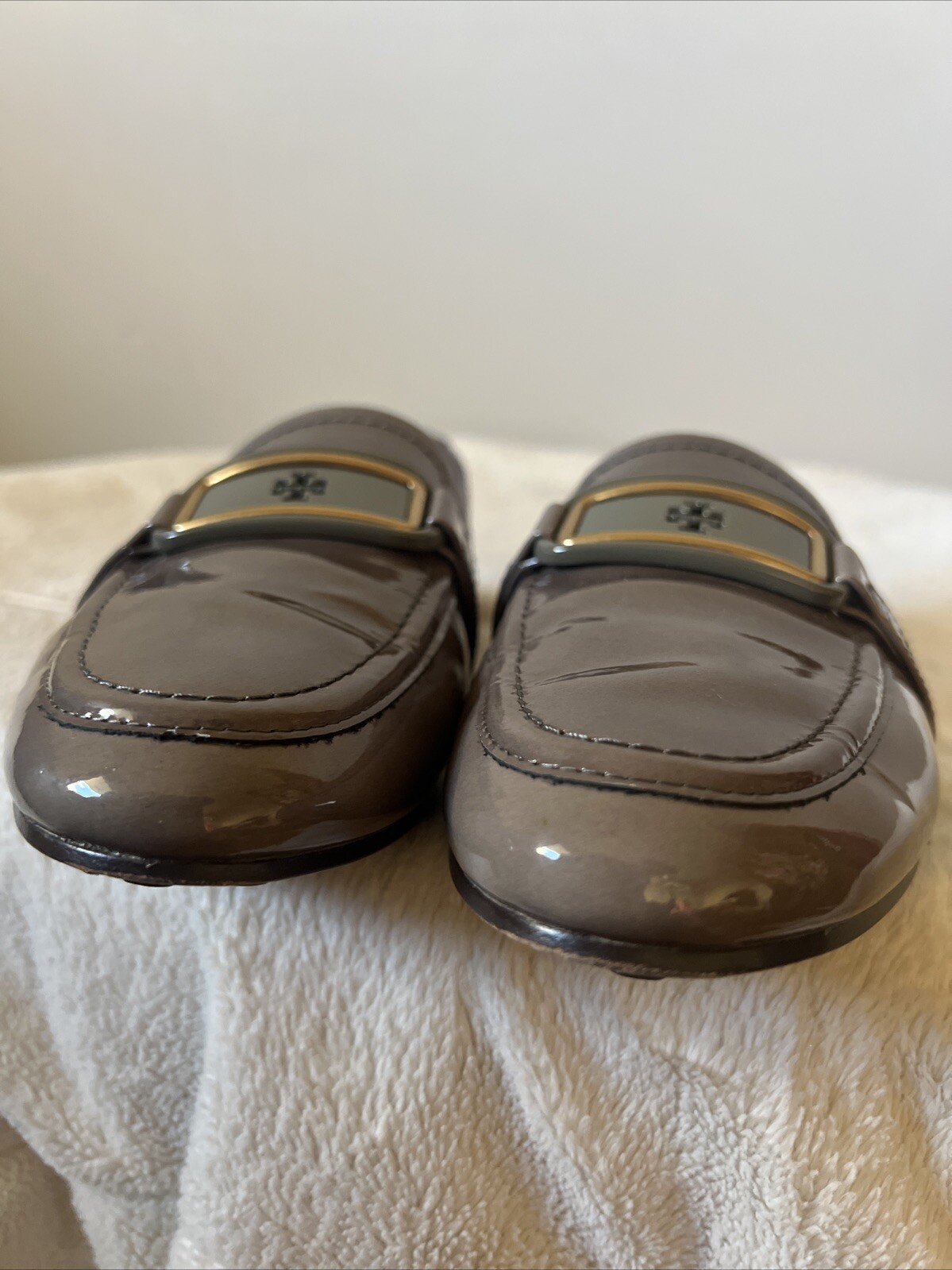 Tory Burch Georgia Patent Leather Loafers Size 7 1/2 Grigio Spongy w/ Gold Logo