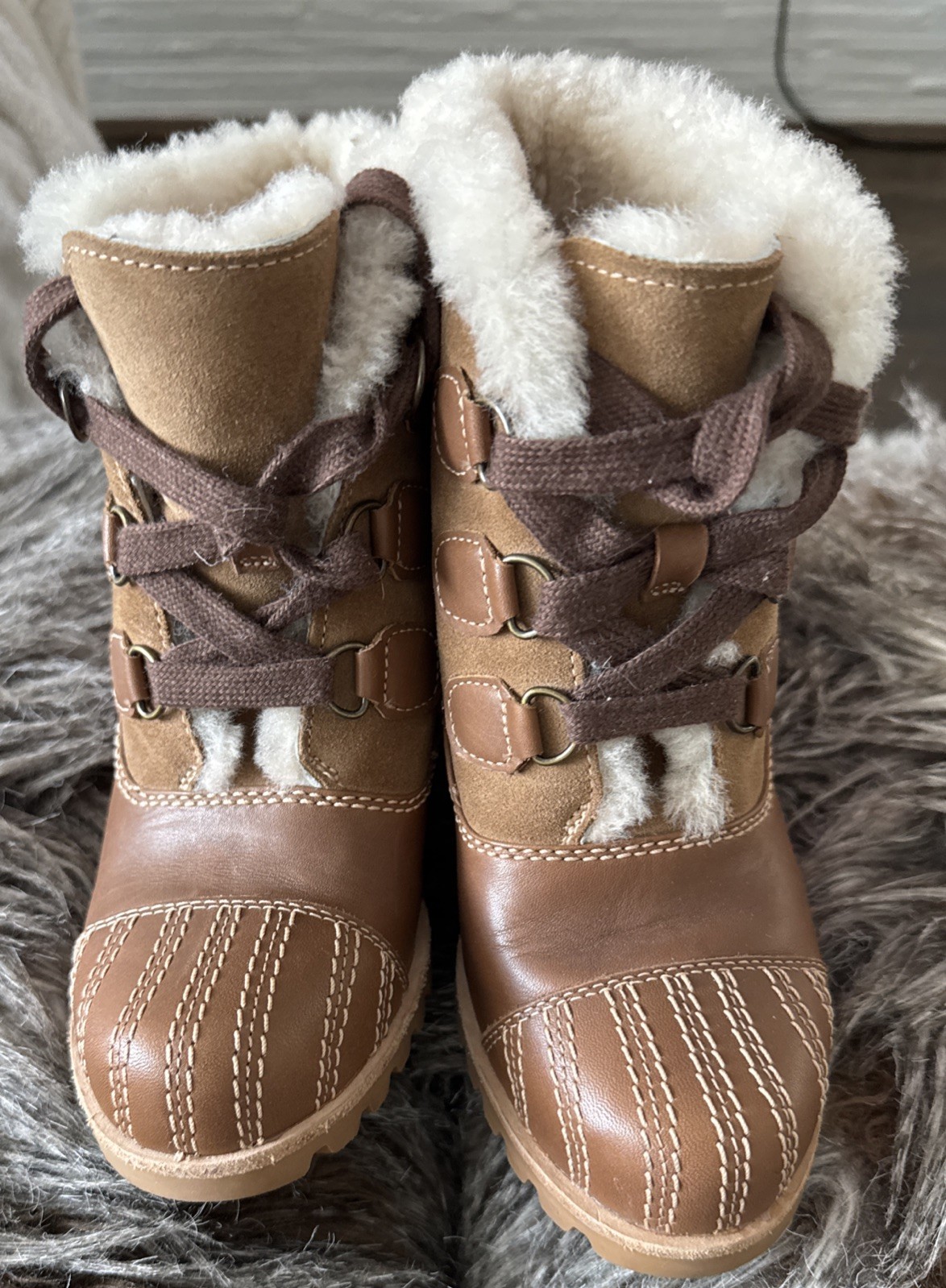 UGG Alasdair tan Shearling Lined Lace Up Hidden Wedge Ankle Boots size 5