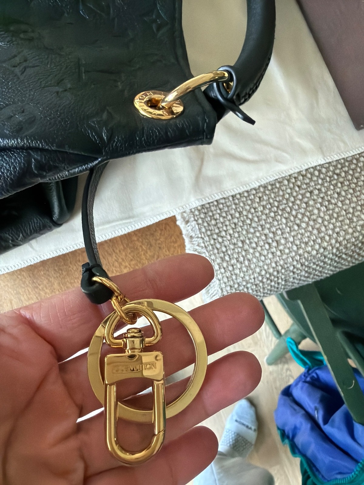 Louis Vuitton Artsy Shoulder Bag MM Black Leather