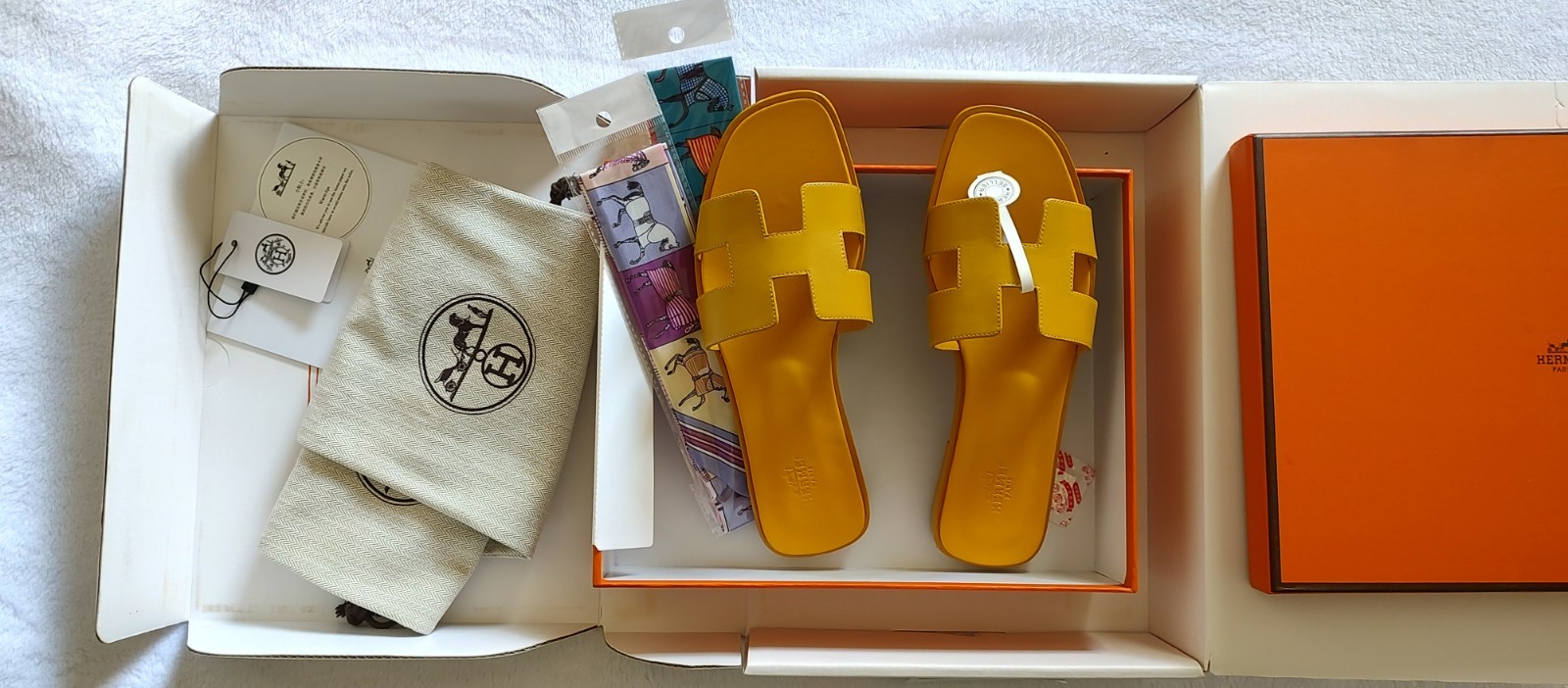 New Authentic Yellow Hermès Oran Leather Women’s Sandals 9.5 US / 40 EU / 7.5 UK