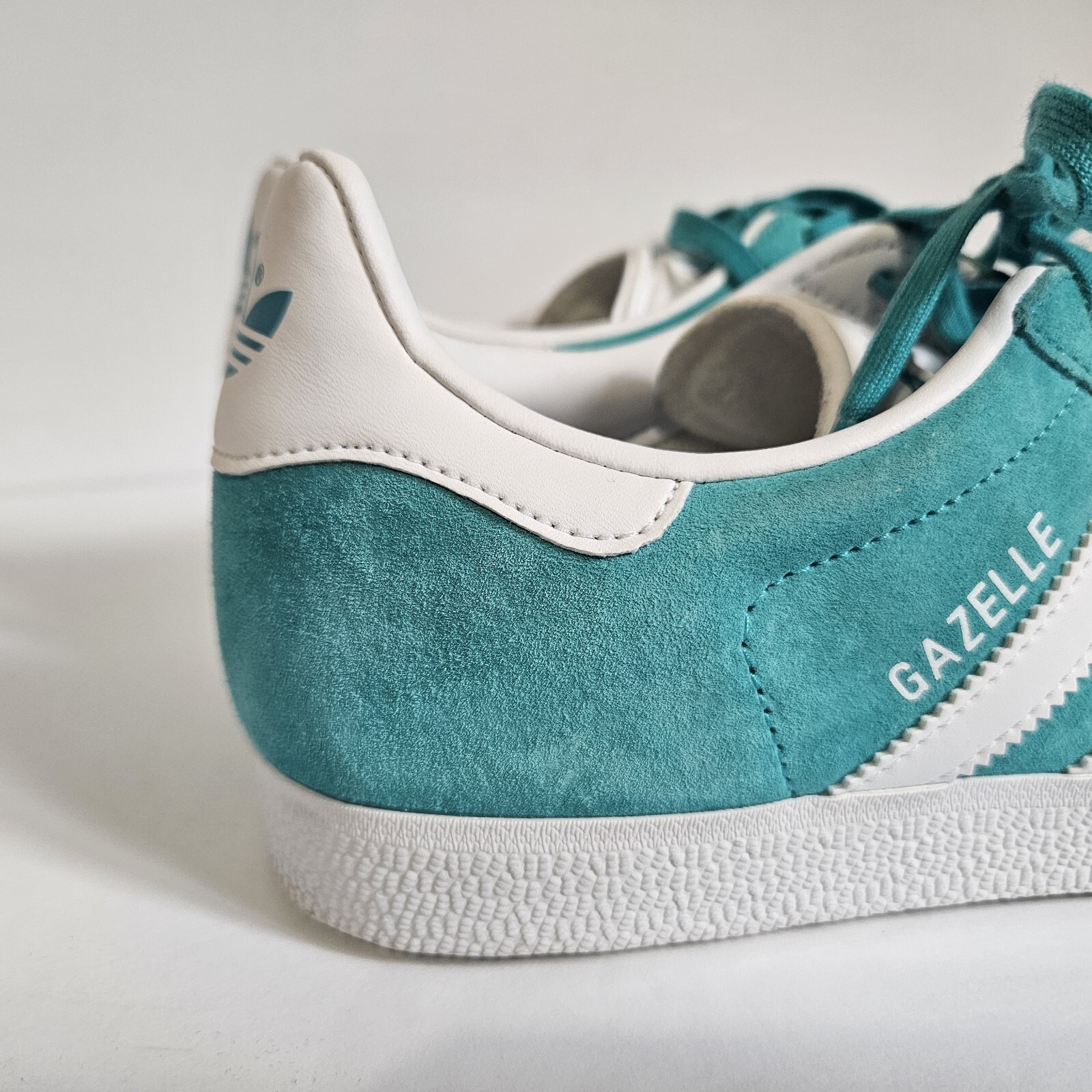 Adidas Gazelle Hi-Res Aqua and White Mens Size US 7 EU 40 EE5510