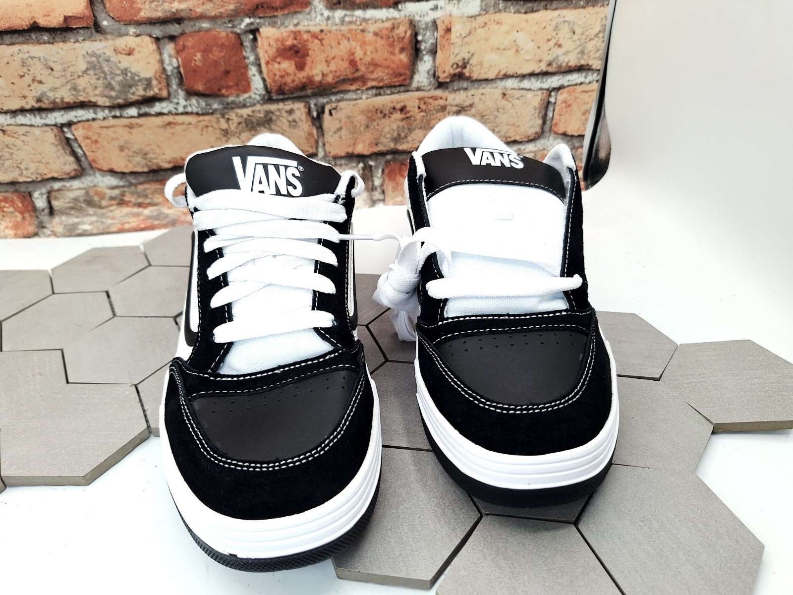 VANS Hylane Black White Men Sz 10.5 Chunky Skate Sneaker Old Skool Knu