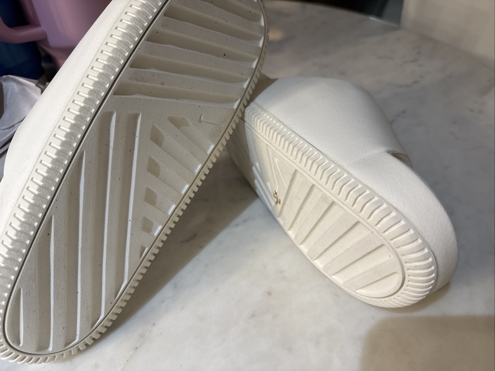 MEN’S WHITE NIKE SLIDES SIZE 11🔥