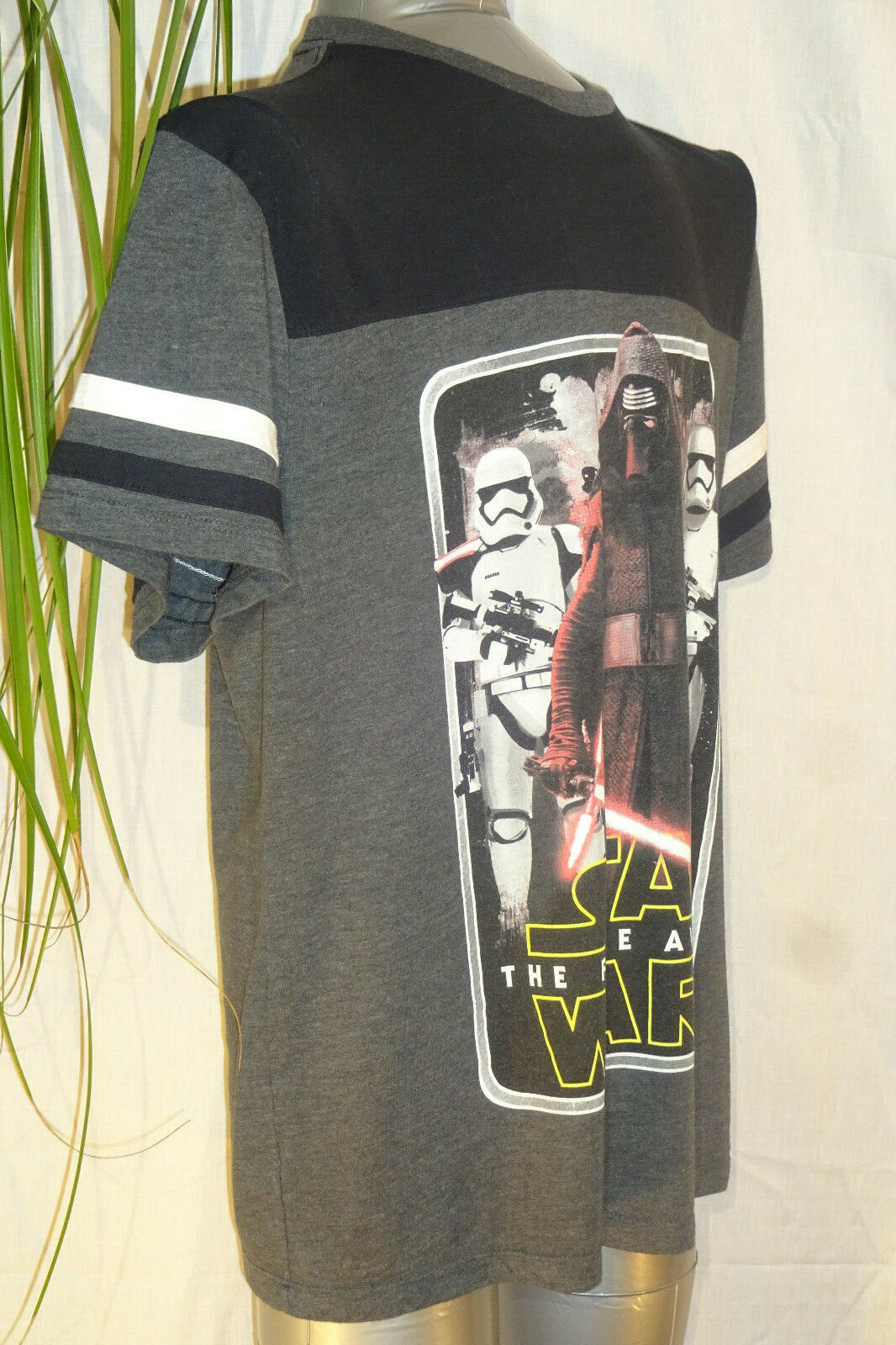 Star Wars, Original The Force Awakens Men’s T-Shirt Pre-Owned Size L.