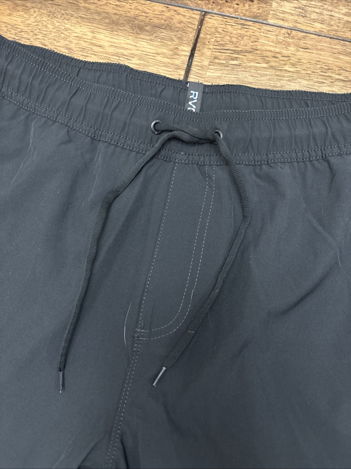 NEW – RVCA Men’s Travis Solid Trunk 17 Shorts – Black – Medium – 7” Inseam NWT