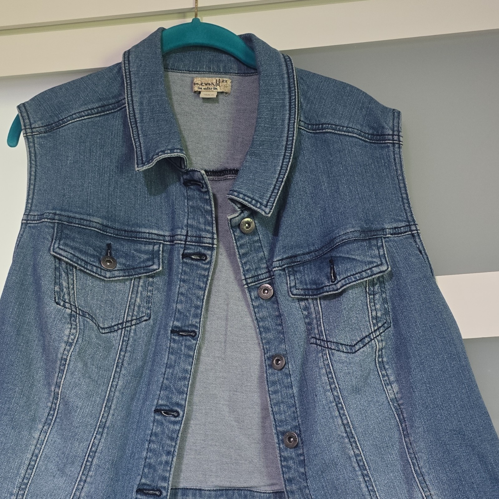 One World Women’s Blue Sleeveless Button Front Vest 2X Plus Collared Pockets