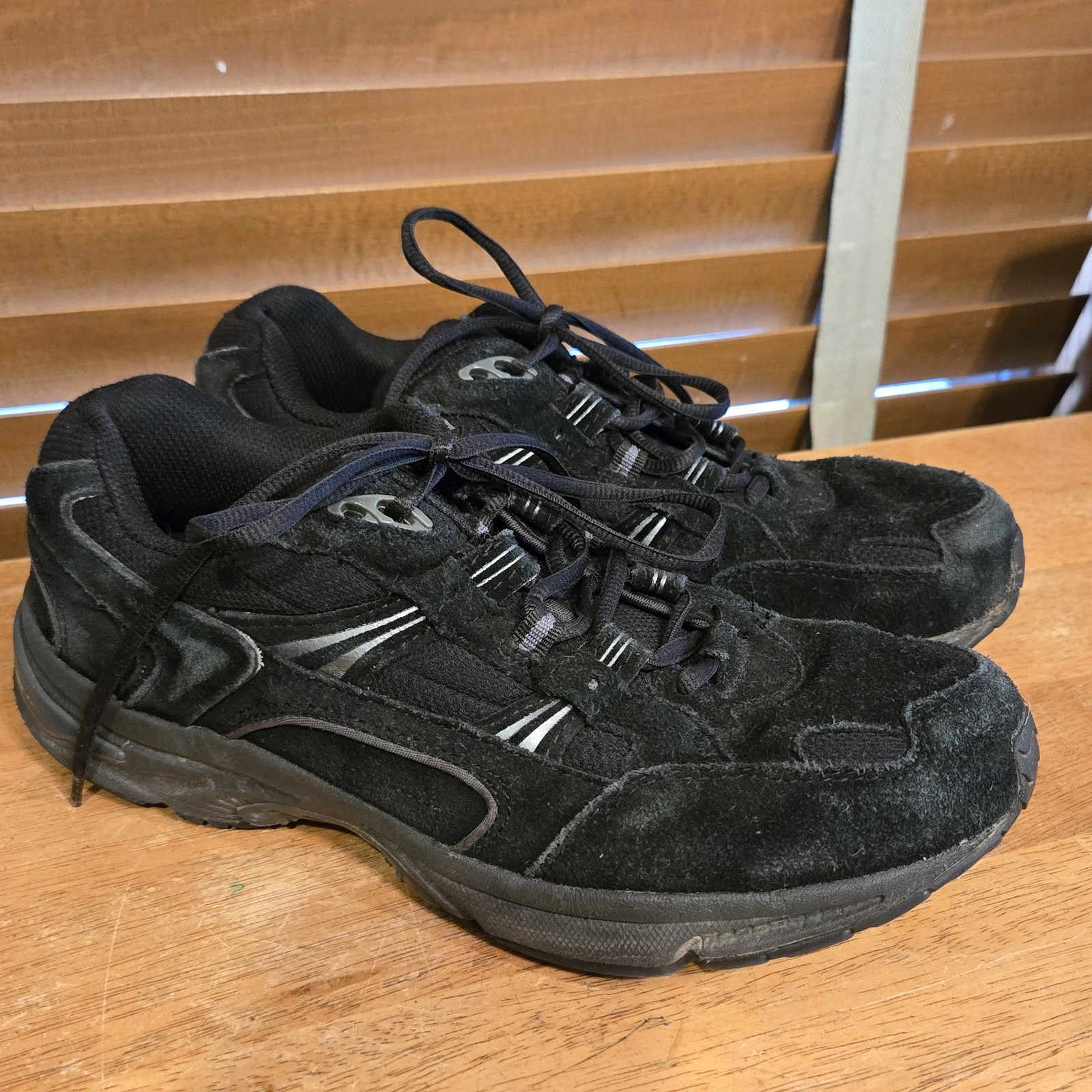 Vionic 23Walk Women’s Black Suede Athletic Walking Shoe Size 9 WIDE Lace-Up
