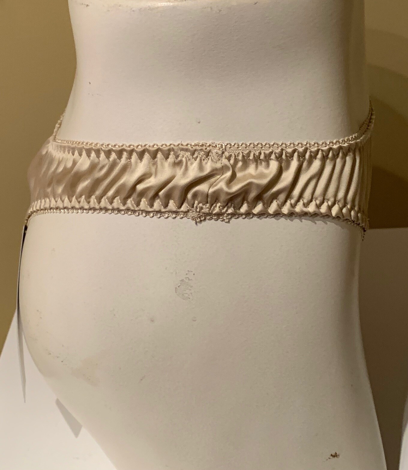 SECRETS IN LACE SIL ~ CHAMPAGNE NUDE ~ SATIN PIN-UP THONG PANTIES SIZE LARGE