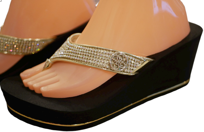 NEW WOMENS GUESS GOLD RHINESTONES BLING FLIP FLOPS WEDGE SARRALY 5 6,7,8,9,10,11