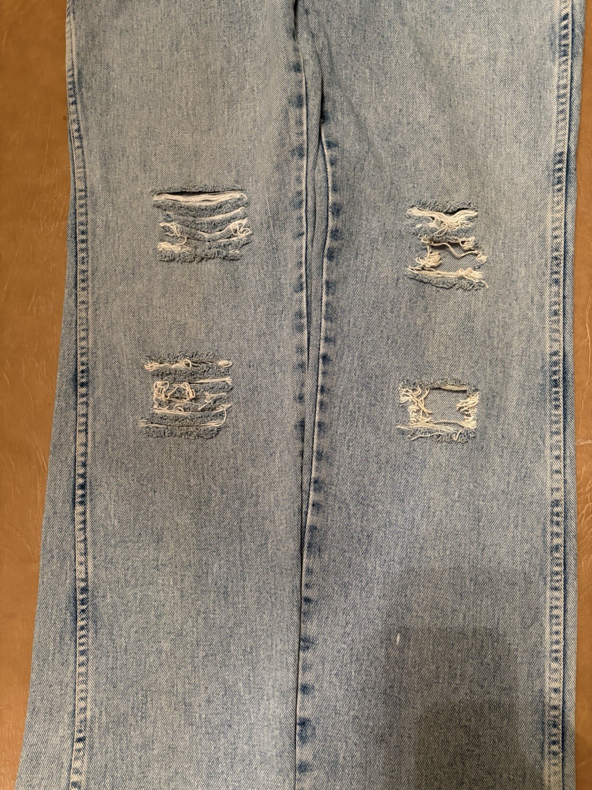Wrangler Men’s Regular Fit Straight Blue Light Wash Distressed Denim Jeans