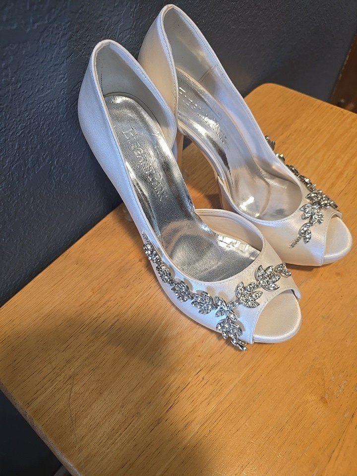 Elegant Park Satin Wedding Shoes For Bride Size 7 Ivory Crystal Vine