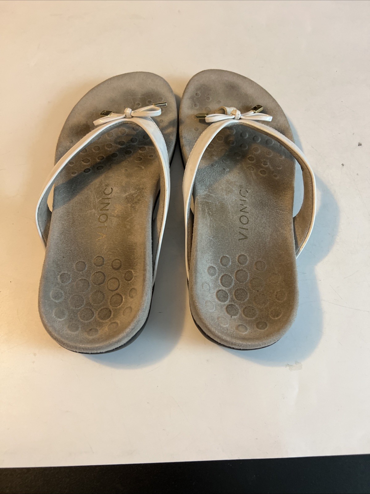 Vionic Bella II White Patent Bow Orthotic Sandals Flip Flops Women’s Size 7.5