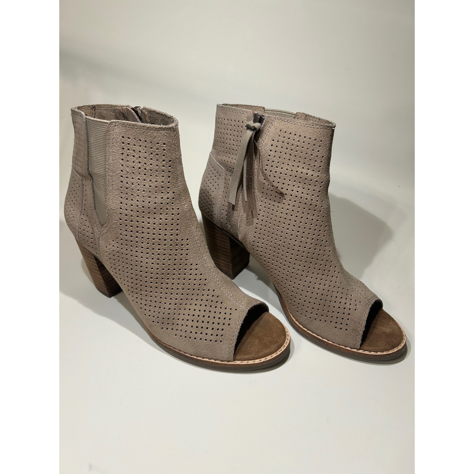 Toms Majorca Peep Toe Booties Taupe Perforated Suede Tassel 7 10004983