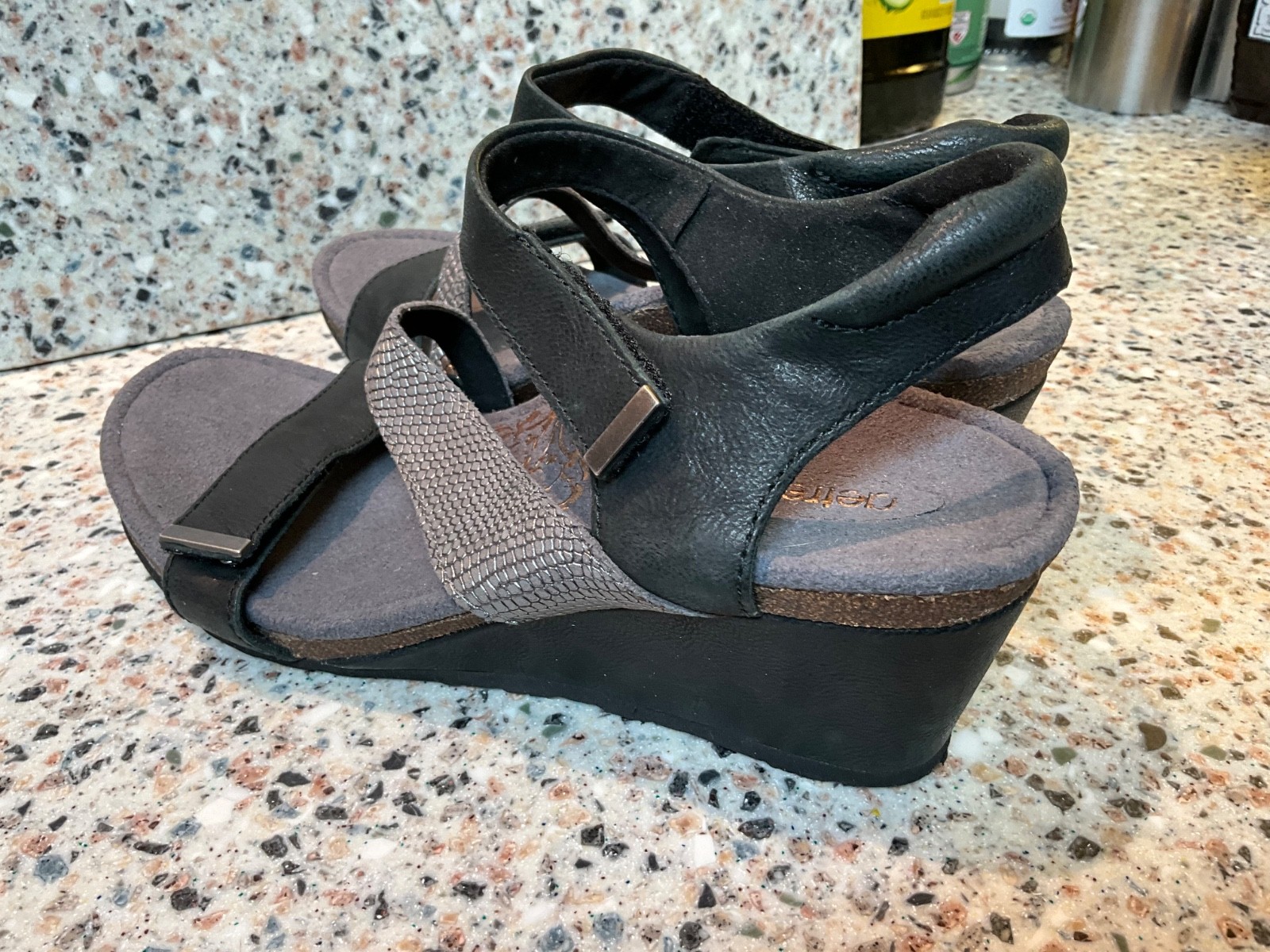 AETREX BRYNN SANDALS SIZE 7/37 BLACK/SILVER WEDGE WOMENS SHOES