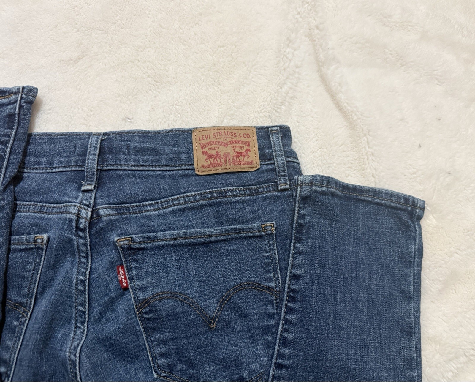 Levi’s Women’s Blue Medium Wash Mid Rise Skinny 5-Pocket Denim Jeans 27