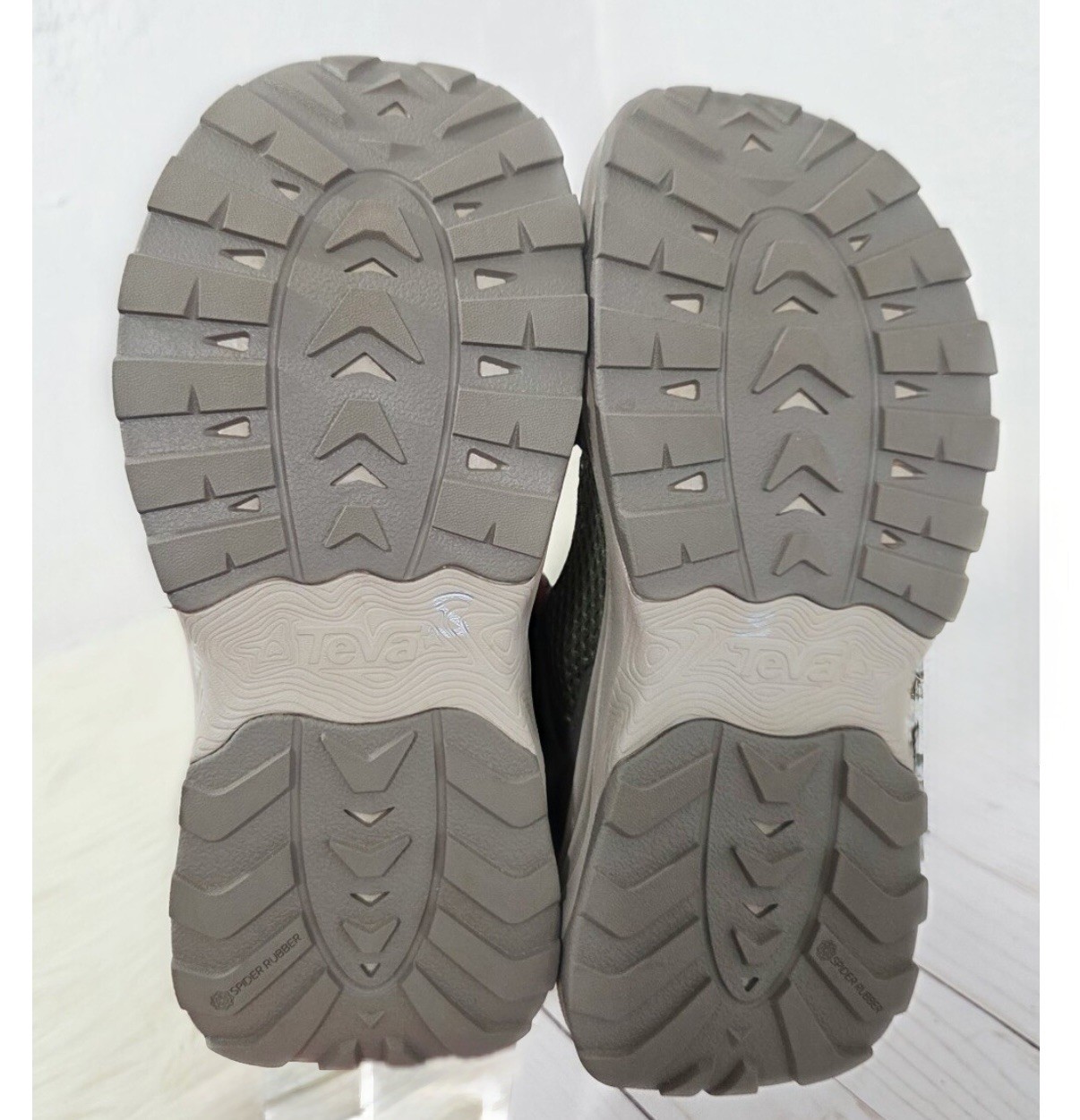 TEVA OLIVE OUTFLOW UNIVERSAL SPORT/ WATER SHOES SANDALS, WOMEN US 8/EUR 39