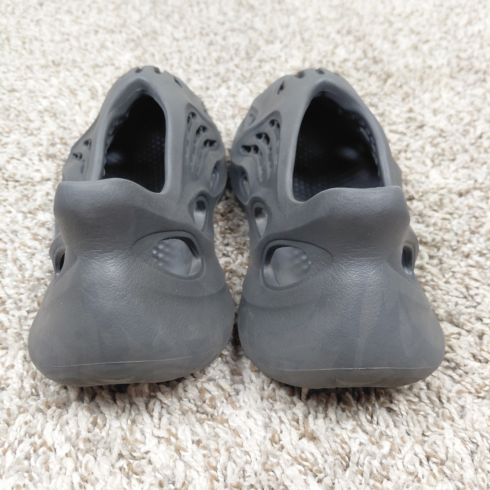 Adidas Yeezy Foam Runners Mens Size 8 Carbon YZY RNR