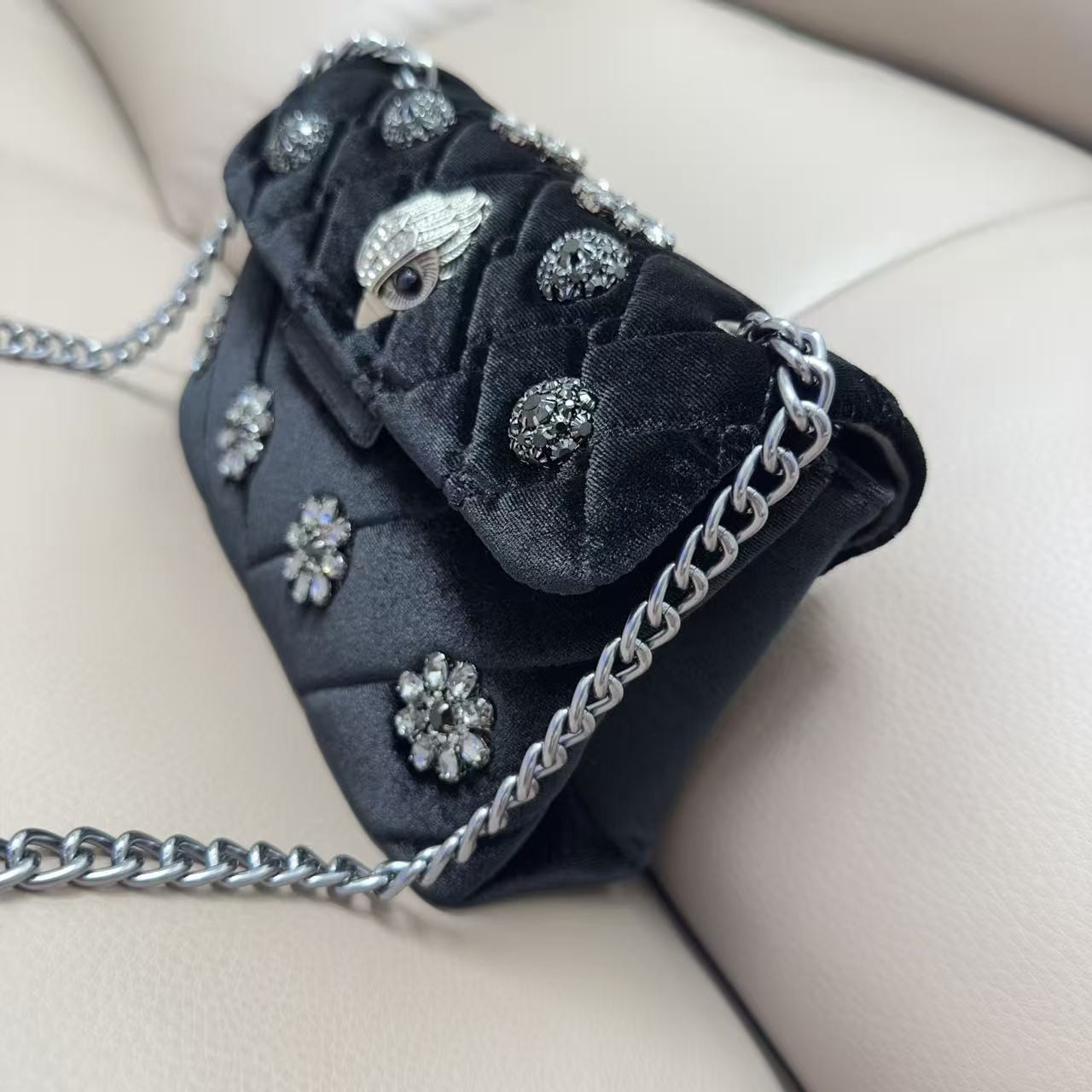 Kurt Geiger London Black Velvet Quilted Crossbody Silver Eagle Flower 20×8×15 cm