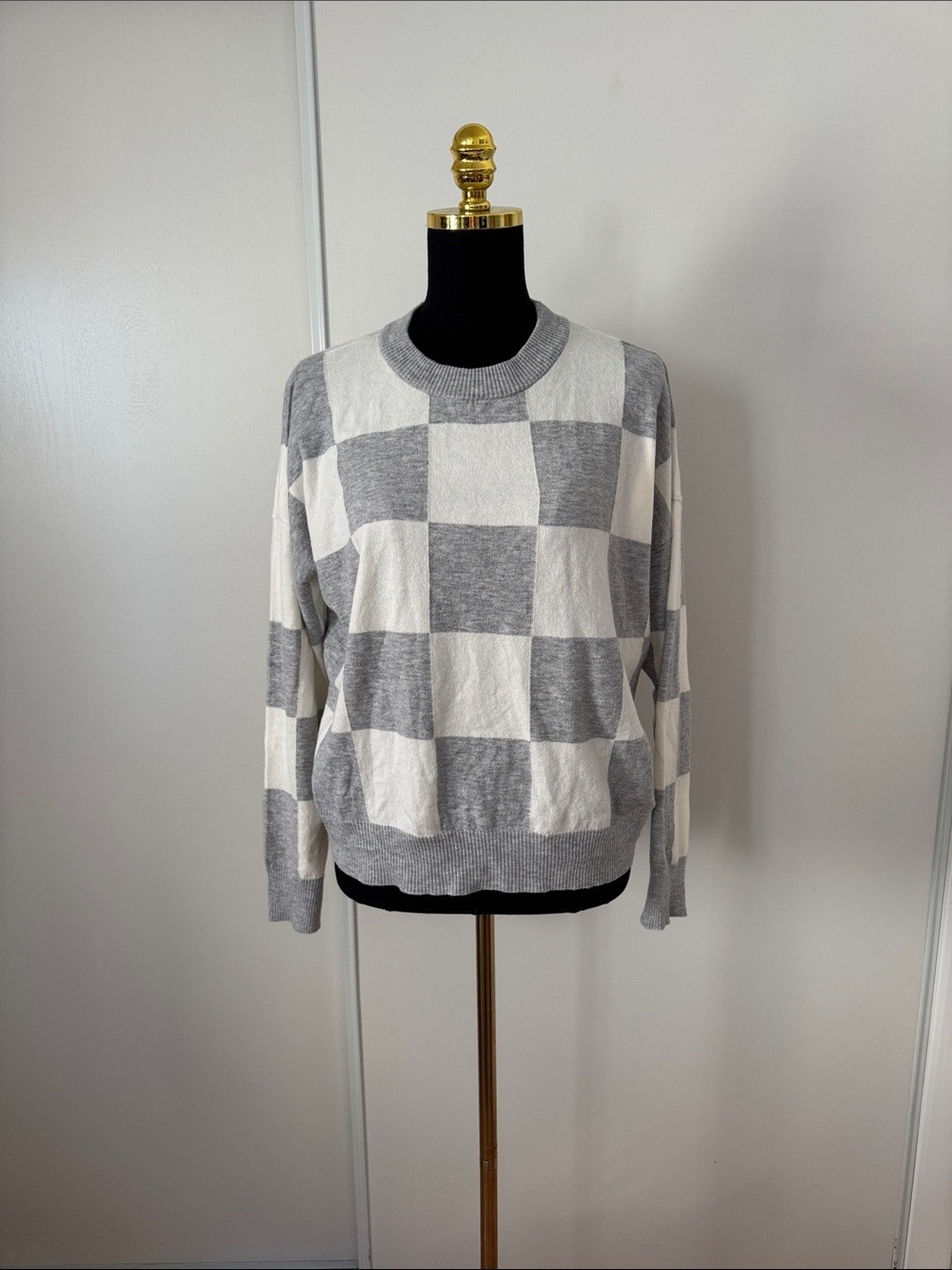 T Tahari Gray & White Checkerboard Crewneck Sweater