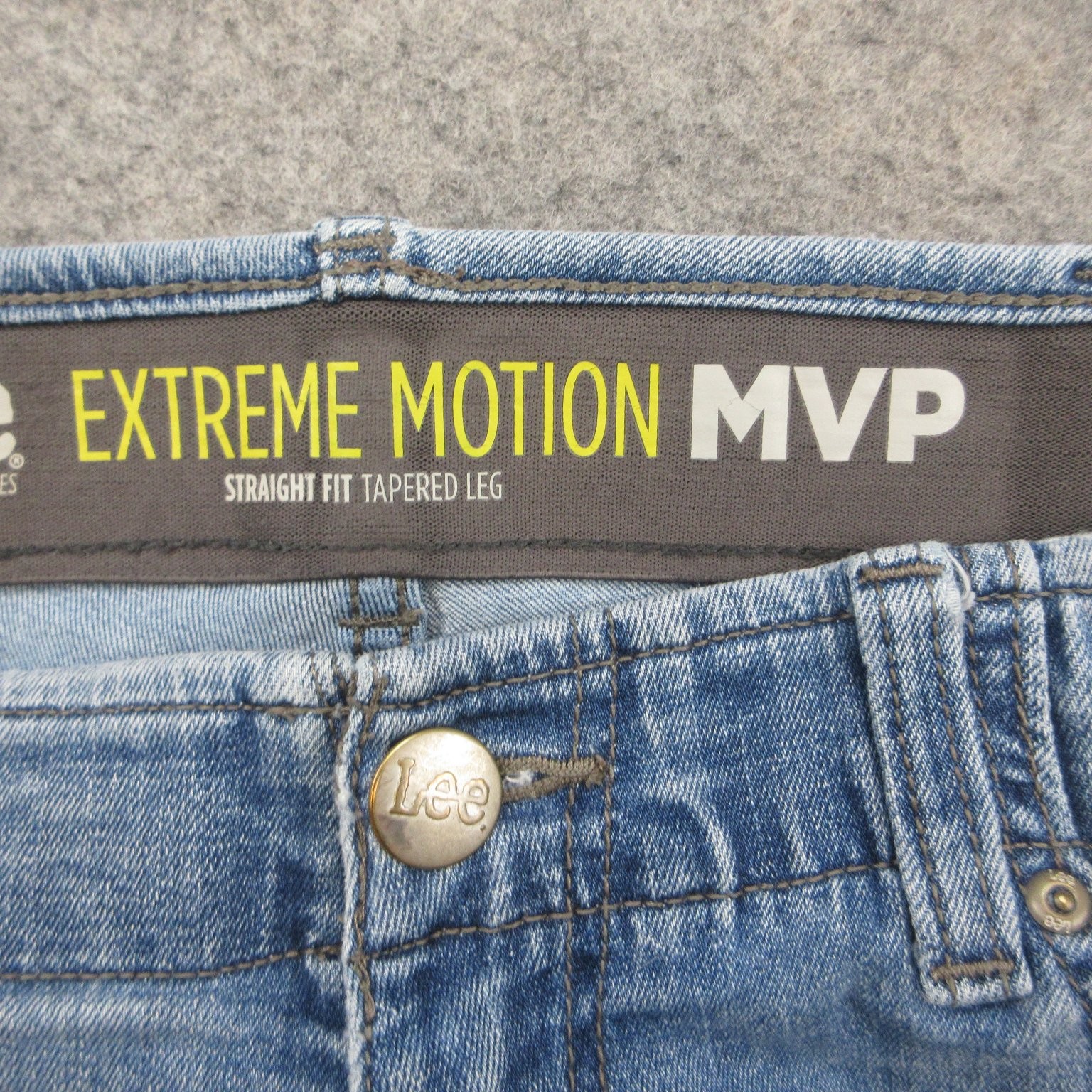 Lee Men’s Extreme Motion Straight Tapered Jeans Light Wash 36×29 Stretch Denim