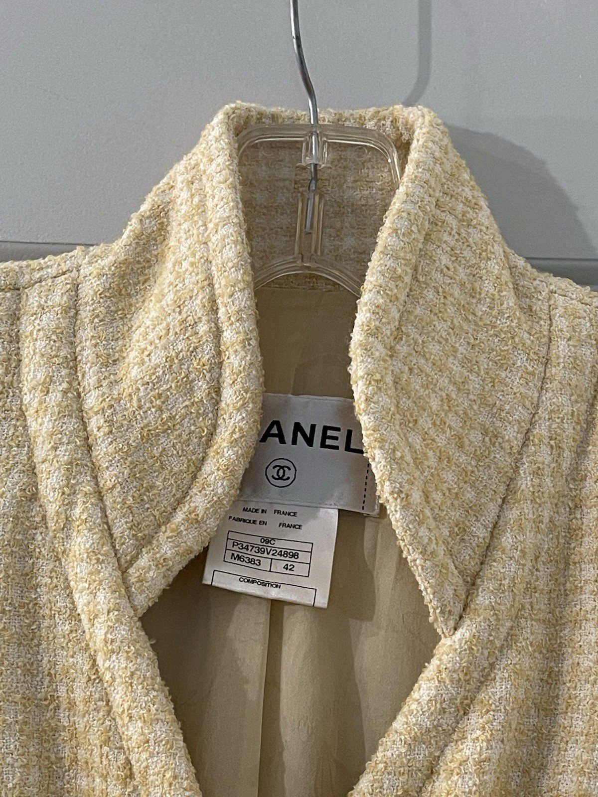 CHANEL 09C light yellow Check Jacket Size 42 Made in France P34739V24898