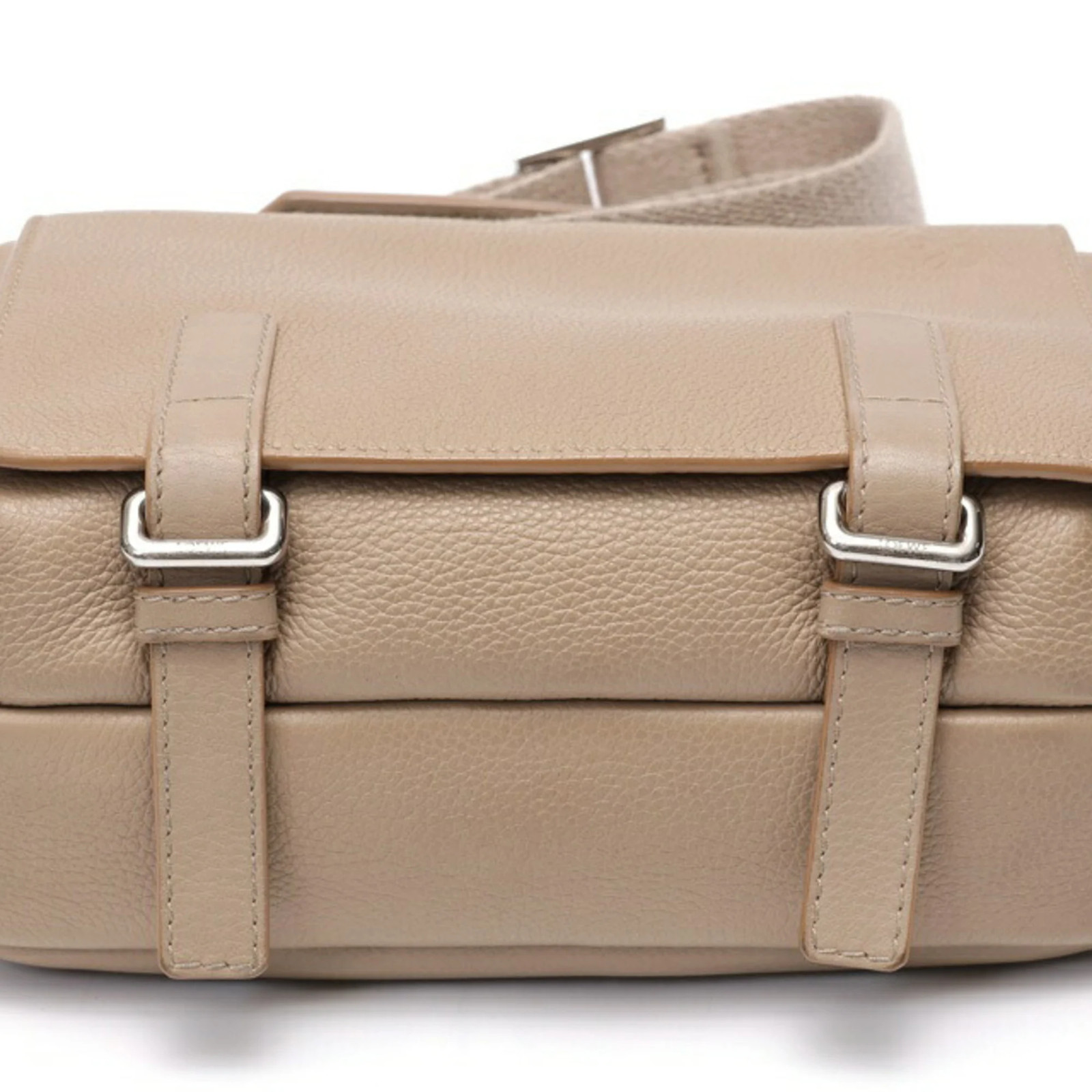 Loewe military-style shoulder bag, leather, beige. GZl1gnuu