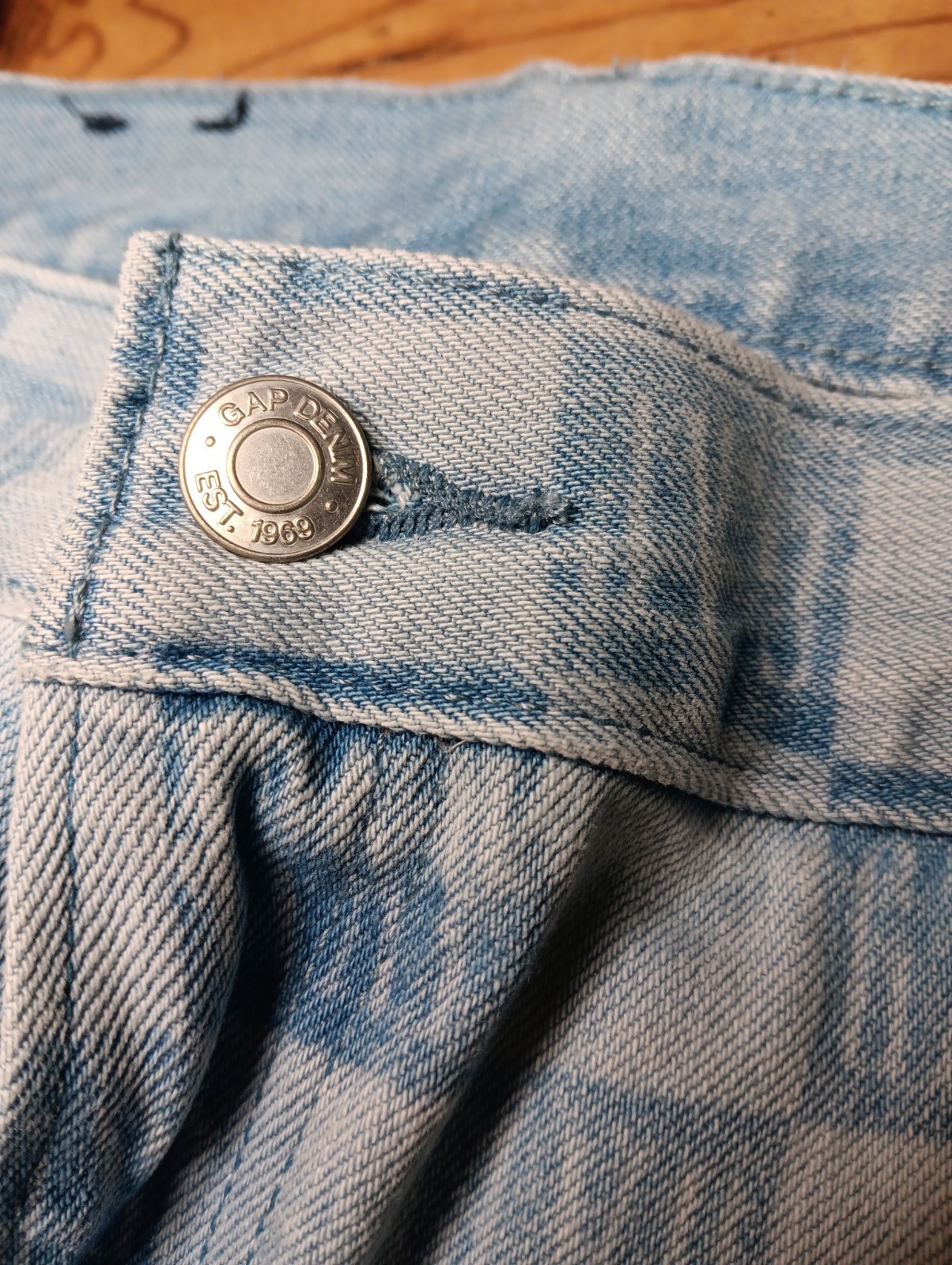 GAP Low Stride Jean Short Women 32 14R All Over Print Logo Lightwash Distressed