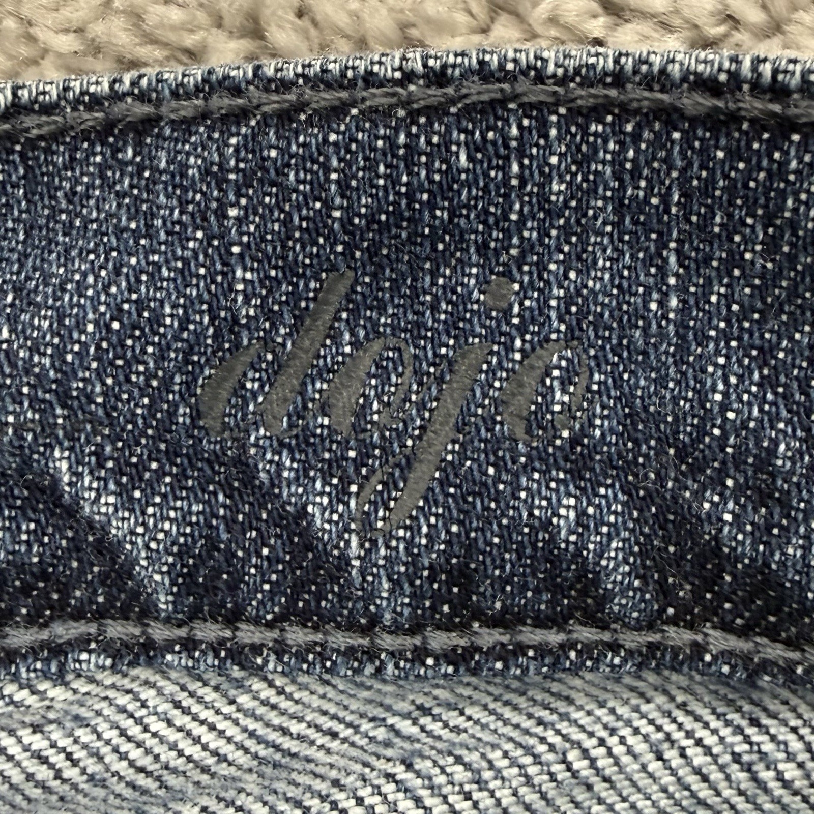 7 For All Mankind Dojo Jeans Women’s Size Tag-24 / Fits-26 Flare Leg Distressed