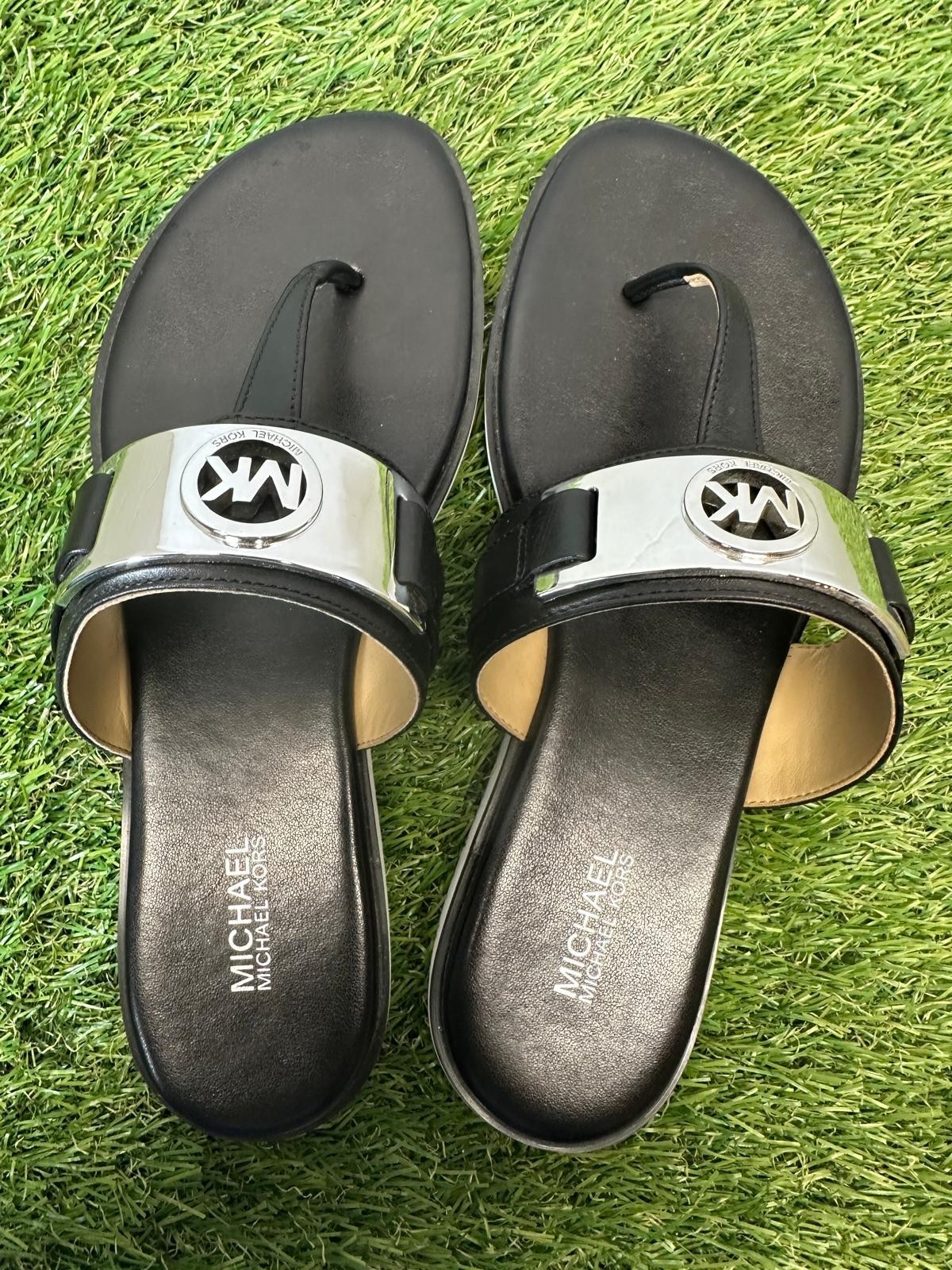 Michael Kors Briar Thong Sandals Womens 7.5 Black Silver MK Logo Summer Flats