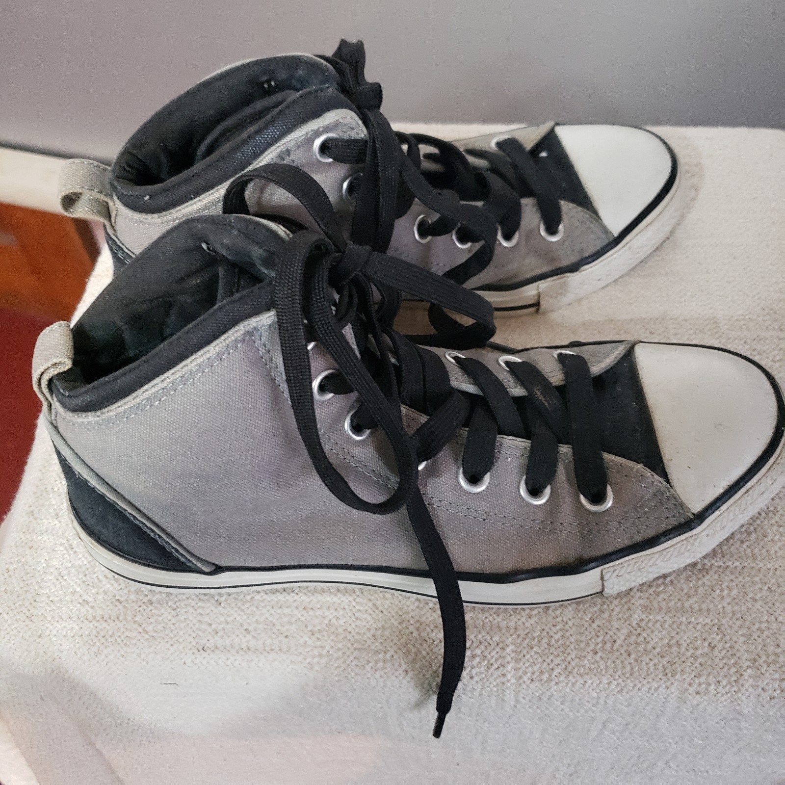 UNISEX CONVERSE ALLSTAR GRAY, BLACK, WHITE ALL STAR. WMS 8, MENS 6