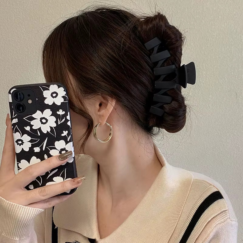 Women Elegant Black Geometric Plastic Hair Claw Lady Sweet Long Hair Holder Toot