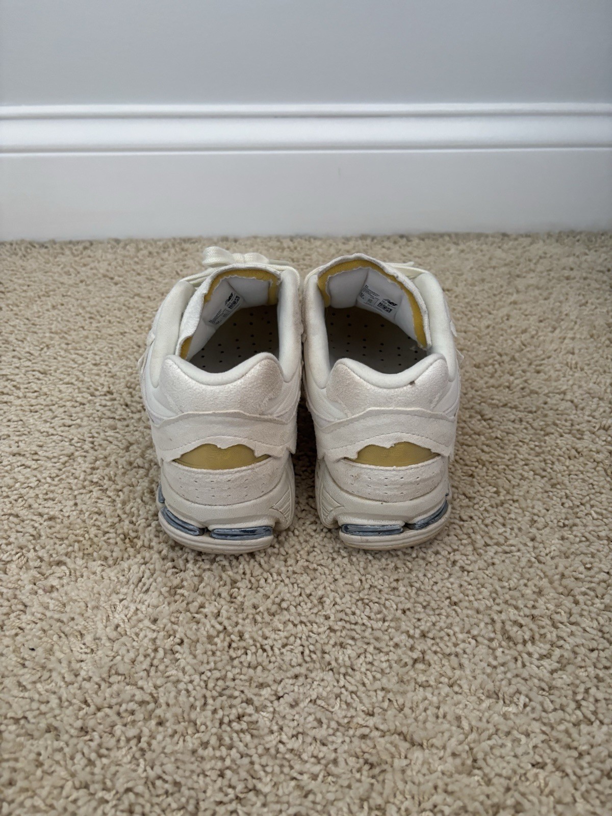 New Balance 2002R Men’s Low Top Lace-Up Athletic Sneakers White/Beige