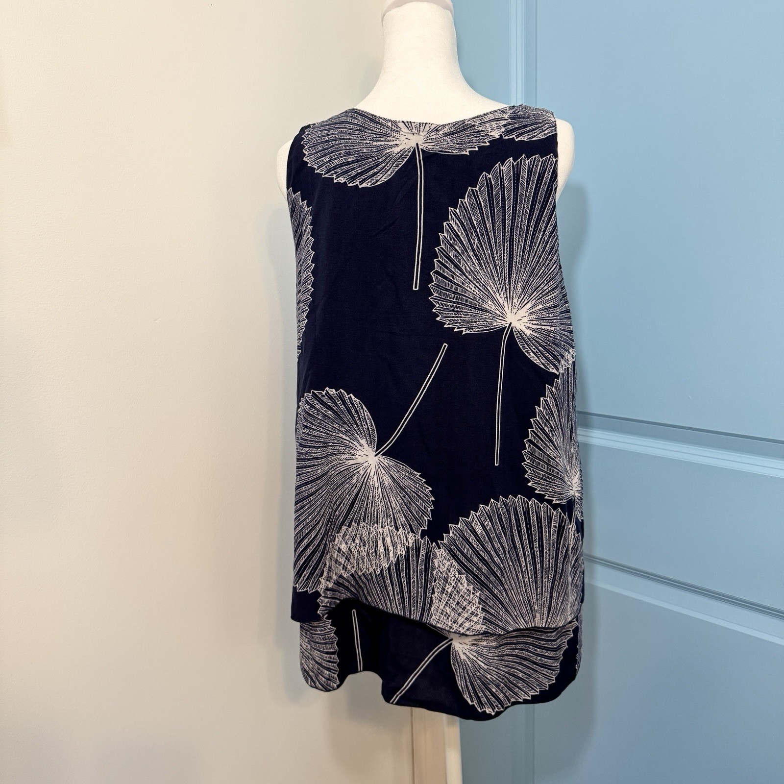 Pineapples Hawaii Sleeveless Blouse Tank Top Navy Tropical Leaf Print Women’s M