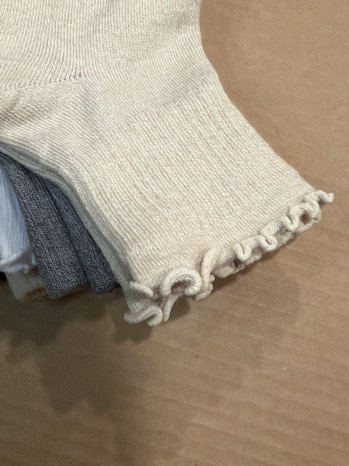 BEARPAW Super Soft Ruffle Support Anklet Socks Beige/Grey/White/Black – 5 Pair