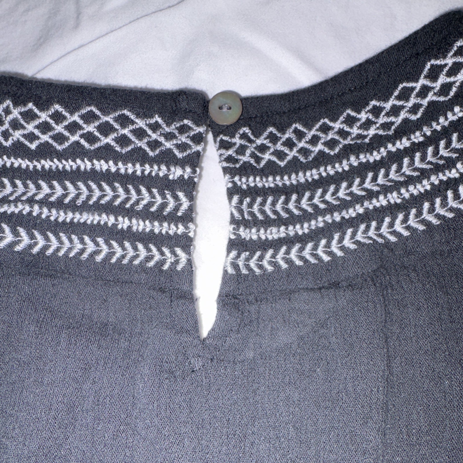 J. Jill Black/White Embroidered Woven Sleeveless Round Neck Tank Button M