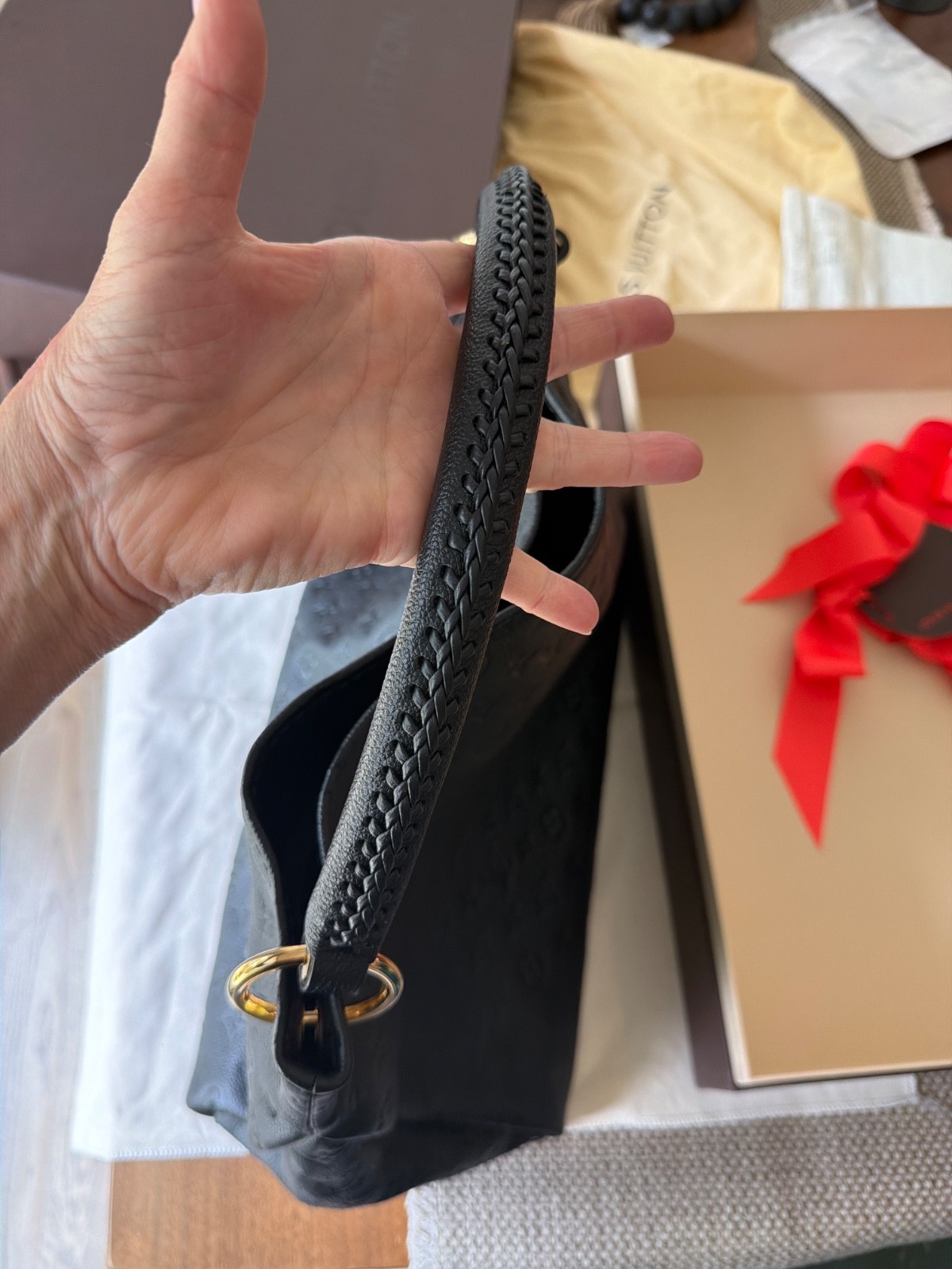 Louis Vuitton Artsy Shoulder Bag MM Black Leather