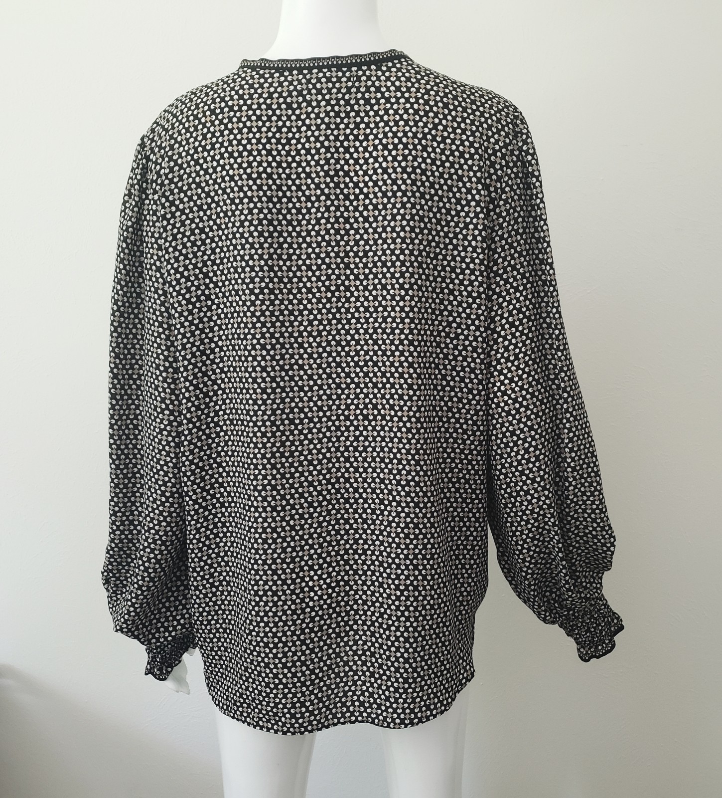 Max Studio Womens Large Long Sleeve Wrap V-Neck Black White Blouse Shirred Cuffs