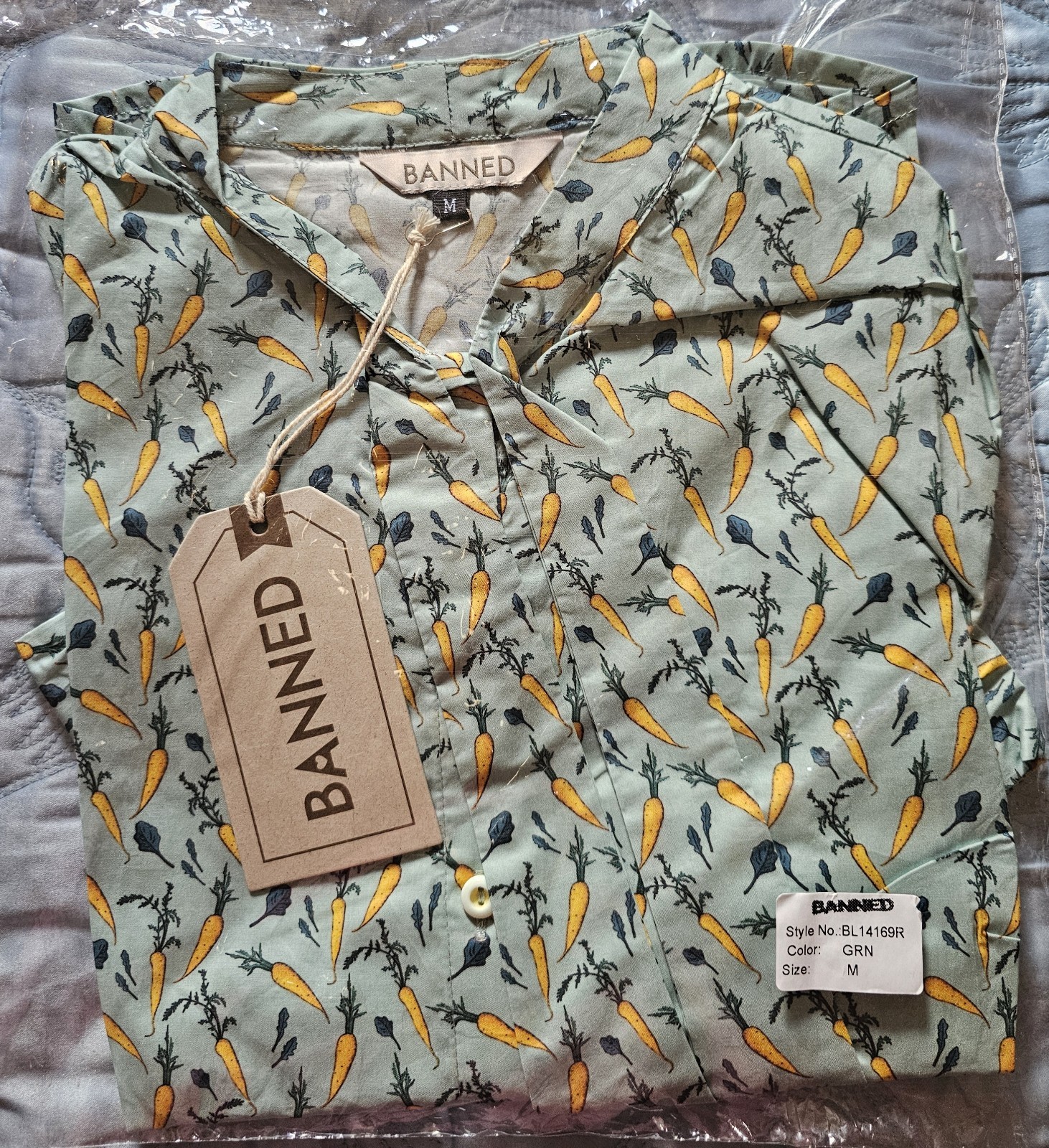BANNED Green Winter Vegetable Carrot Womens Blouse. Size M/12. Tie Neck. BNWT