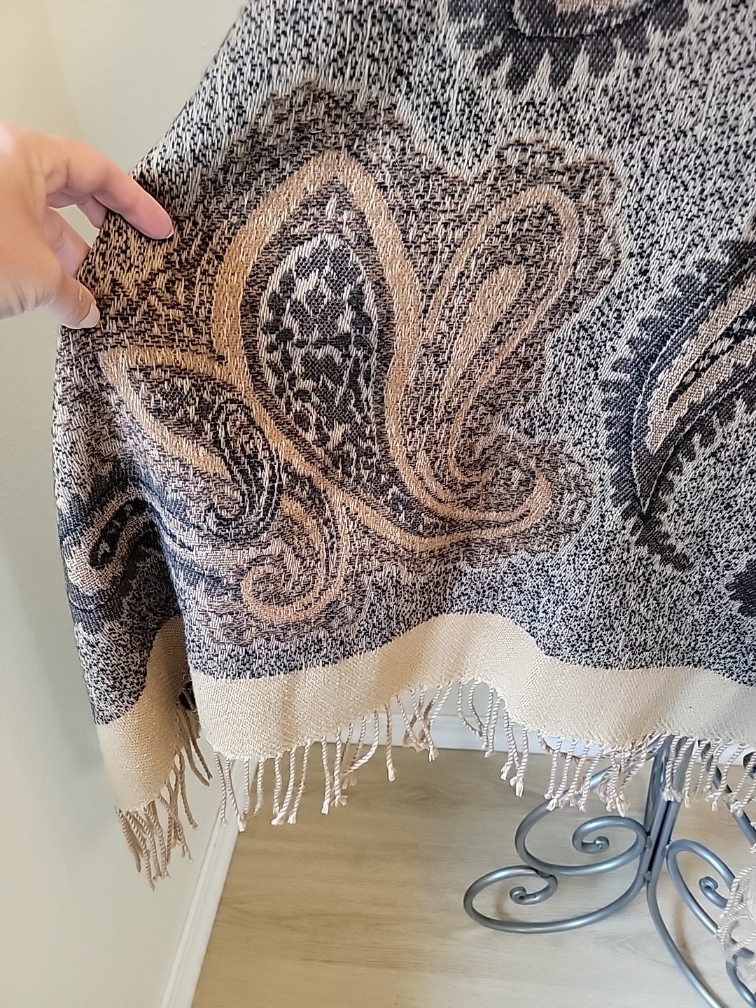 East 5th Avenue Wrap Shawl Sweater One Size Beige Paisley Fringe Boho New